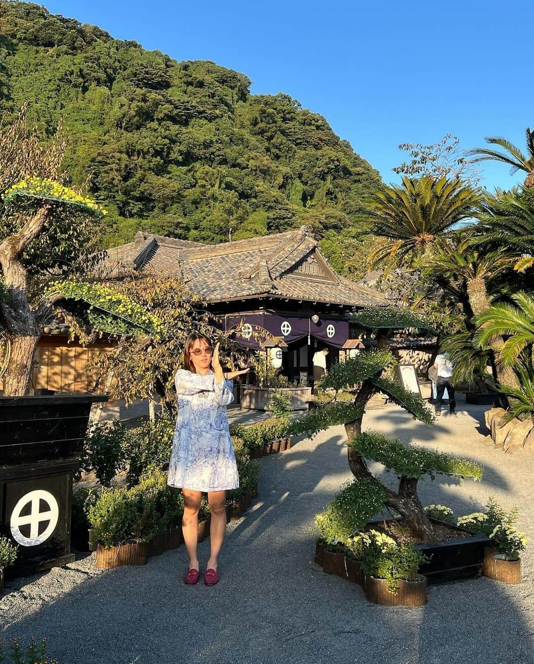 加藤未唯さんのインスタグラム写真 - (加藤未唯Instagram)「仙巌園⛩ とりあえず一旦全部違うポージングしといた🙃  お天気が良く、桜島を望む雄大な庭園は美しかったですꉂ‪🌱‬ 何度も訪れたくなるそんな島津家の別邸。 今回は御殿を見る時間がなかったので、次は絶対見たい😍 売店のおだんご美味しかった～ #仙巌園 #せごどん #桜島」11月4日 21時01分 - miyukato1121