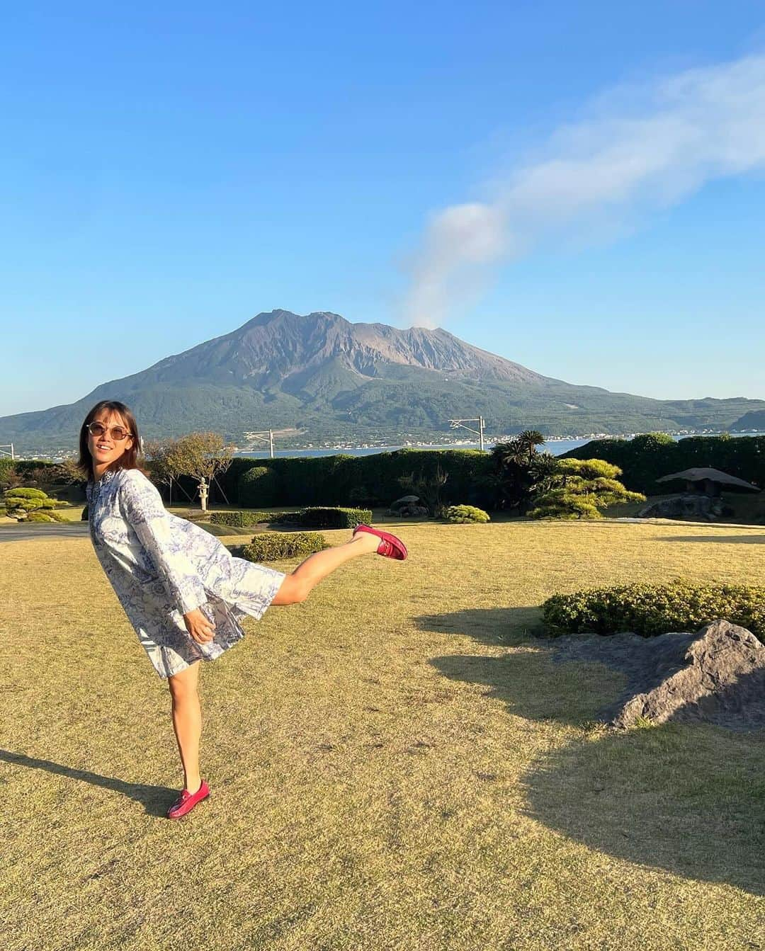 加藤未唯さんのインスタグラム写真 - (加藤未唯Instagram)「仙巌園⛩ とりあえず一旦全部違うポージングしといた🙃  お天気が良く、桜島を望む雄大な庭園は美しかったですꉂ‪🌱‬ 何度も訪れたくなるそんな島津家の別邸。 今回は御殿を見る時間がなかったので、次は絶対見たい😍 売店のおだんご美味しかった～ #仙巌園 #せごどん #桜島」11月4日 21時01分 - miyukato1121