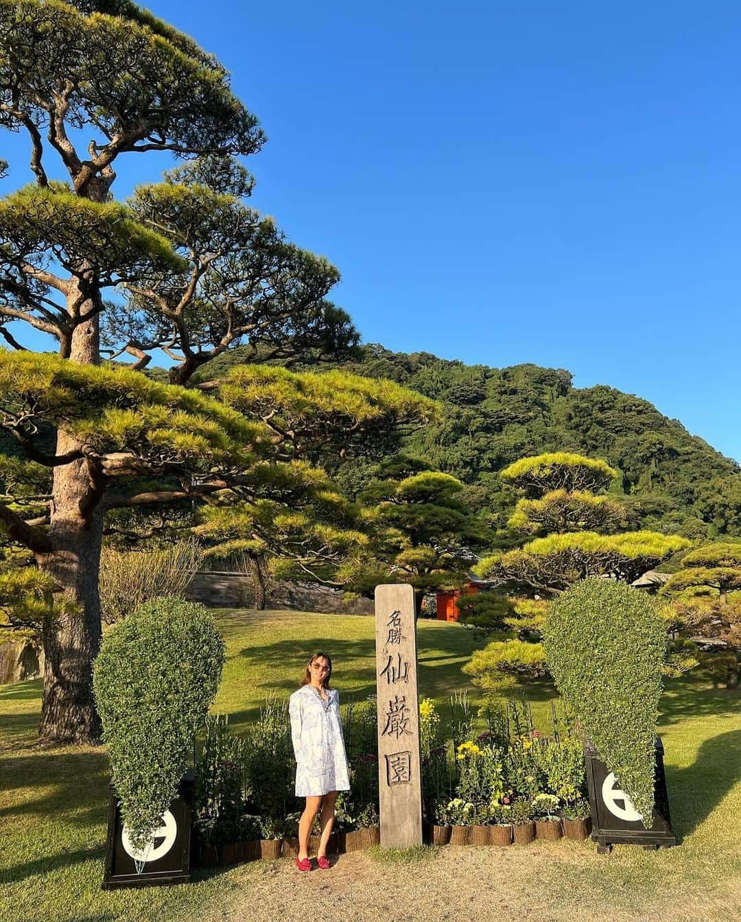 加藤未唯さんのインスタグラム写真 - (加藤未唯Instagram)「仙巌園⛩ とりあえず一旦全部違うポージングしといた🙃  お天気が良く、桜島を望む雄大な庭園は美しかったですꉂ‪🌱‬ 何度も訪れたくなるそんな島津家の別邸。 今回は御殿を見る時間がなかったので、次は絶対見たい😍 売店のおだんご美味しかった～ #仙巌園 #せごどん #桜島」11月4日 21時01分 - miyukato1121