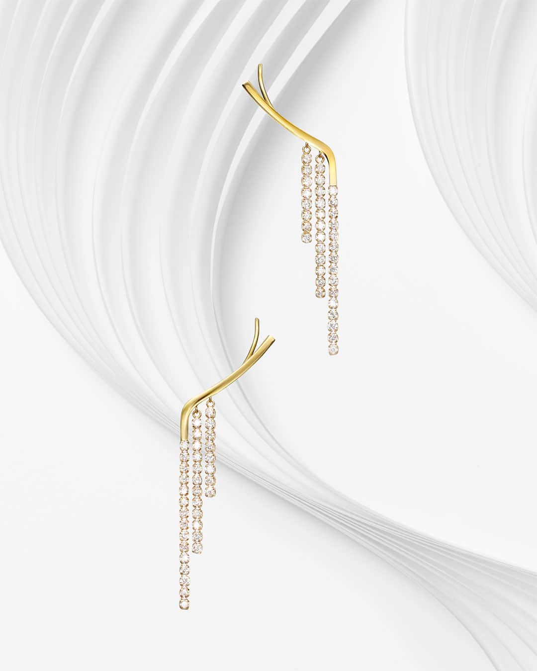 アーカーのインスタグラム：「. 「chandelier」 フレキシブルに動くダイヤモンドの揺らめきと煌めきが印象的なデザインは、上品でモダンな逸品。 　 #AHKAH #AHKAHsignature #アーカー #アーカーシグネチャー」