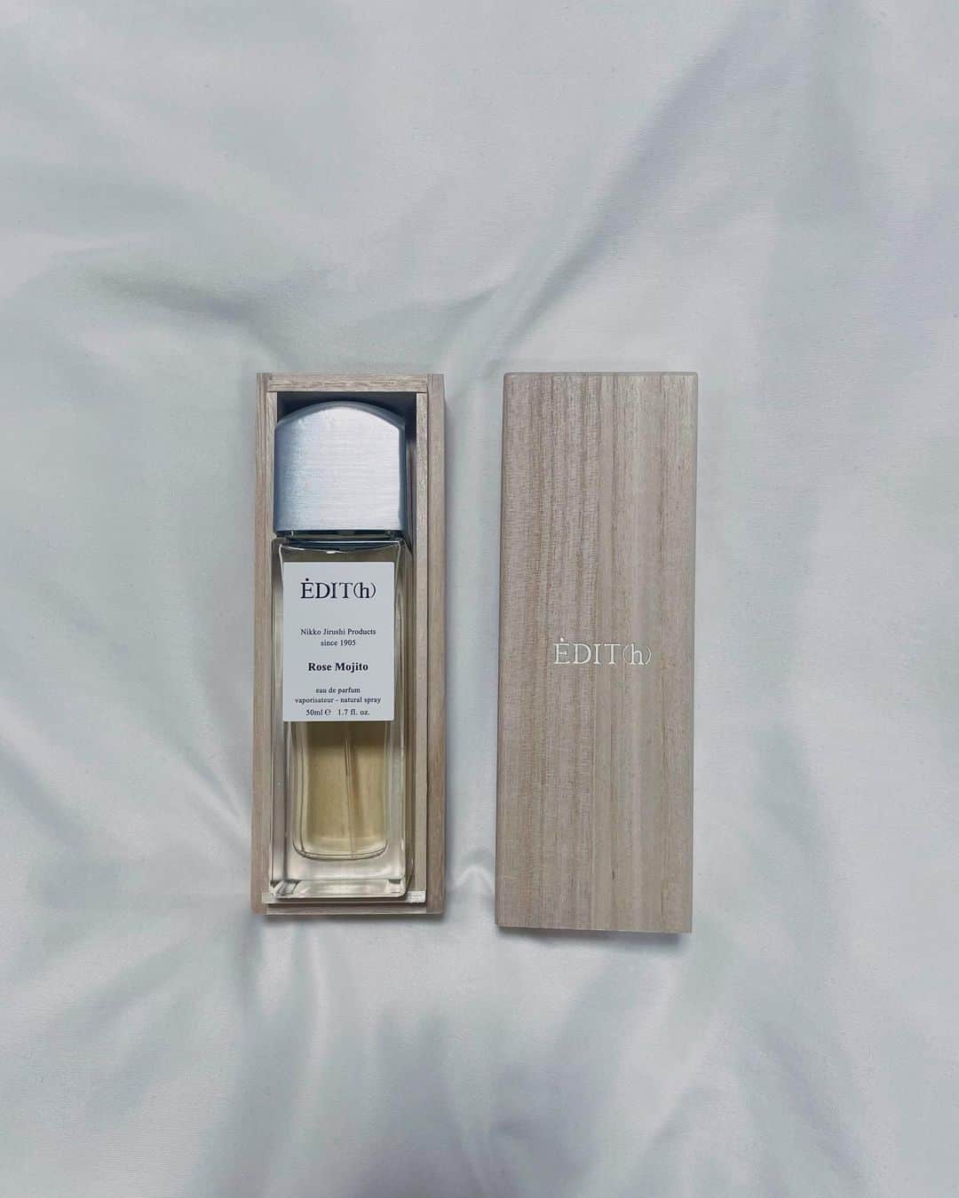 小貫莉奈のインスタグラム：「@edithfragrances  エディットさんのローズモヒート  甘さ控えめで透明感があって好きな匂い。一目惚れ☁️  もう、クリスマスの季節なのね🎄   #香水」