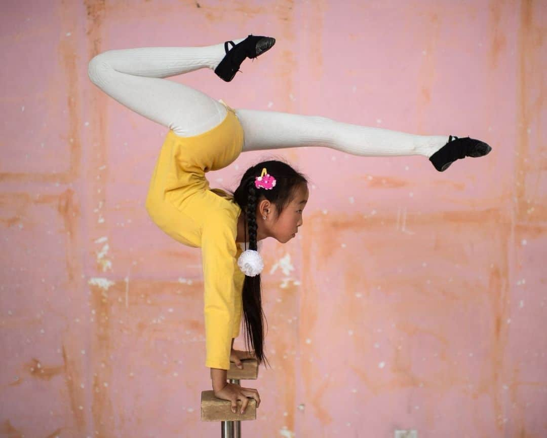 AFP通信のインスタグラム：「Mongolia's circus performers fight to preserve their craft⁣ ⁣ Mongolia's storied circus performers say that years of state neglect for their craft have left them few spaces left to train -- but are determined to restore the country's long-lost love for the big top.⁣ ⁣ 1 & 2 - Students practice contortionism at the Flower Studio in Ulaanbaatar.⁣ ⁣ 3 - A student practices with hoops at the Mongolian Circus School in Ulaanbaatar.⁣ ⁣ 4 -> 10 - Students practice acrobatic exercises at the Mongolian Circus School in Ulaanbaatar.⁣ ⁣ 📷 @ppardo1 #AFP」