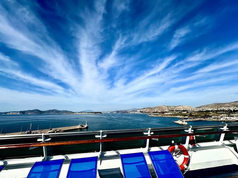 GAKU-MCさんのインスタグラム写真 - (GAKU-MCInstagram)「羽田発の飛行機をドバイ🇦🇪で乗り継ぎ、2日かけて無事到着致しましたギリシャ🇬🇷。アテネの港ピレウスは人も優しい穏やかな港町。  GAKU-MC & チビMC、いよいよこの船での大冒険が始まります。  エーゲ海を渡り一路トルコへさあ、出発。  #gakumc #トラベラー #lifeisajourney  #PEACEBOAT #ピースボート #船旅 #男旅 #チャレンジャー  #一期一会」11月4日 20時54分 - gaku_mc
