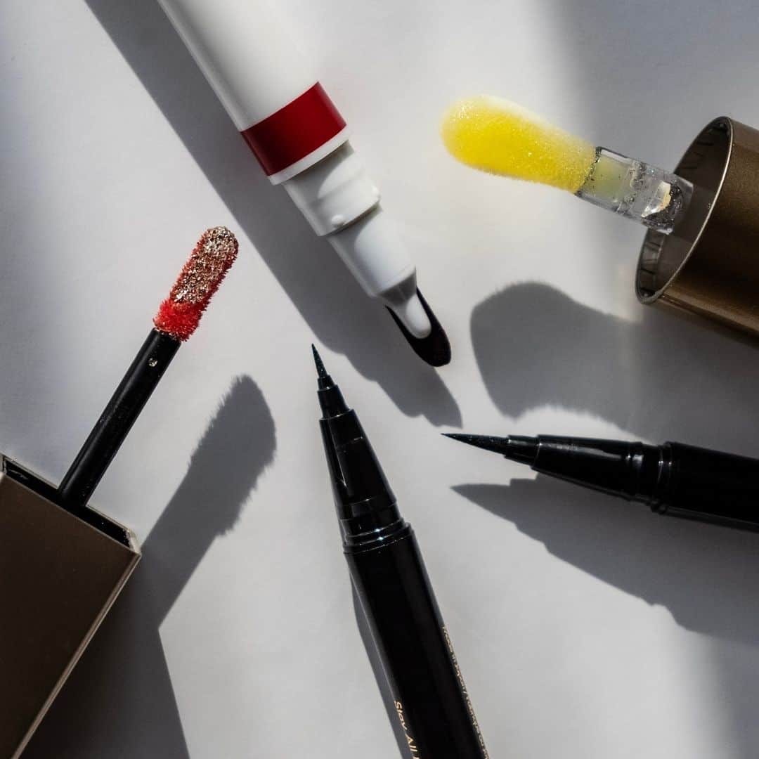 Stila Cosmeticsのインスタグラム：「What’s your go-to Holiday product? ✨⁠ ⁠ Spot your favorite? Let us know in the comments! 😉⁠ ⁠ #StilaCosmetics #Stila #HolidayMakeup #EyeLiner⁠」
