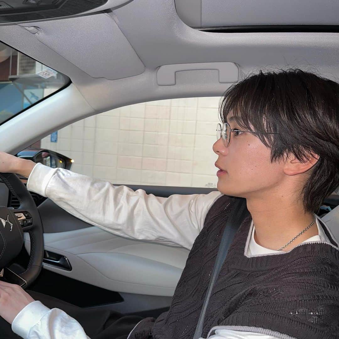 内藤秀一郎のインスタグラム：「最近の内藤くんはドライブにハマってます🚗 緑色の仮面ライダーの子が撮ってくれました。  #DS4 #DSautomobiles #EspritDeVoyage」