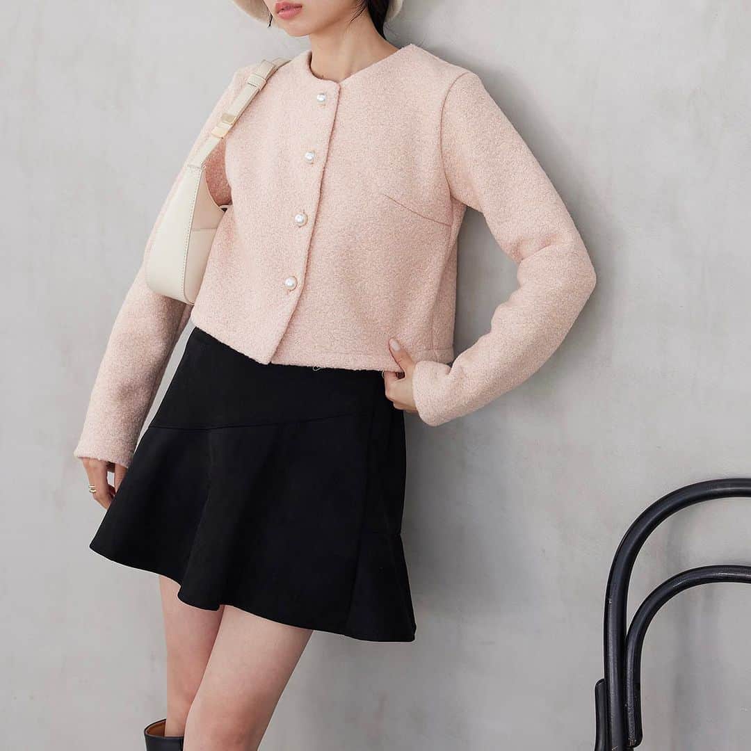 のインスタグラム：「【J'aDoRe JUN ONLINE限定アイテム】  J'aDoRe JUN ONLINEでしか出会えないアイテム。  パールボタンが可愛い！ 存在感あるツイードジャケットが登場。  すっきりとした身頃・着丈が バランスよくコーディネートの主役になるアイテムです。  #BVV83150 毛混カットツイードパール釦ノーカラージャケット ¥10,989 (税込) ※数量限定  @jadorejunonline をチェック！  #vis#vis_jp #ビス #ファッション#fashion#トレンドファッション #秋冬コーデ#ニット#ニットコーデ#韓国ファッション#韓国コーデ #ツイード#パール#ジャケット#大人可愛い#カジュアル#カジュアルコーデ #限定アイテム」