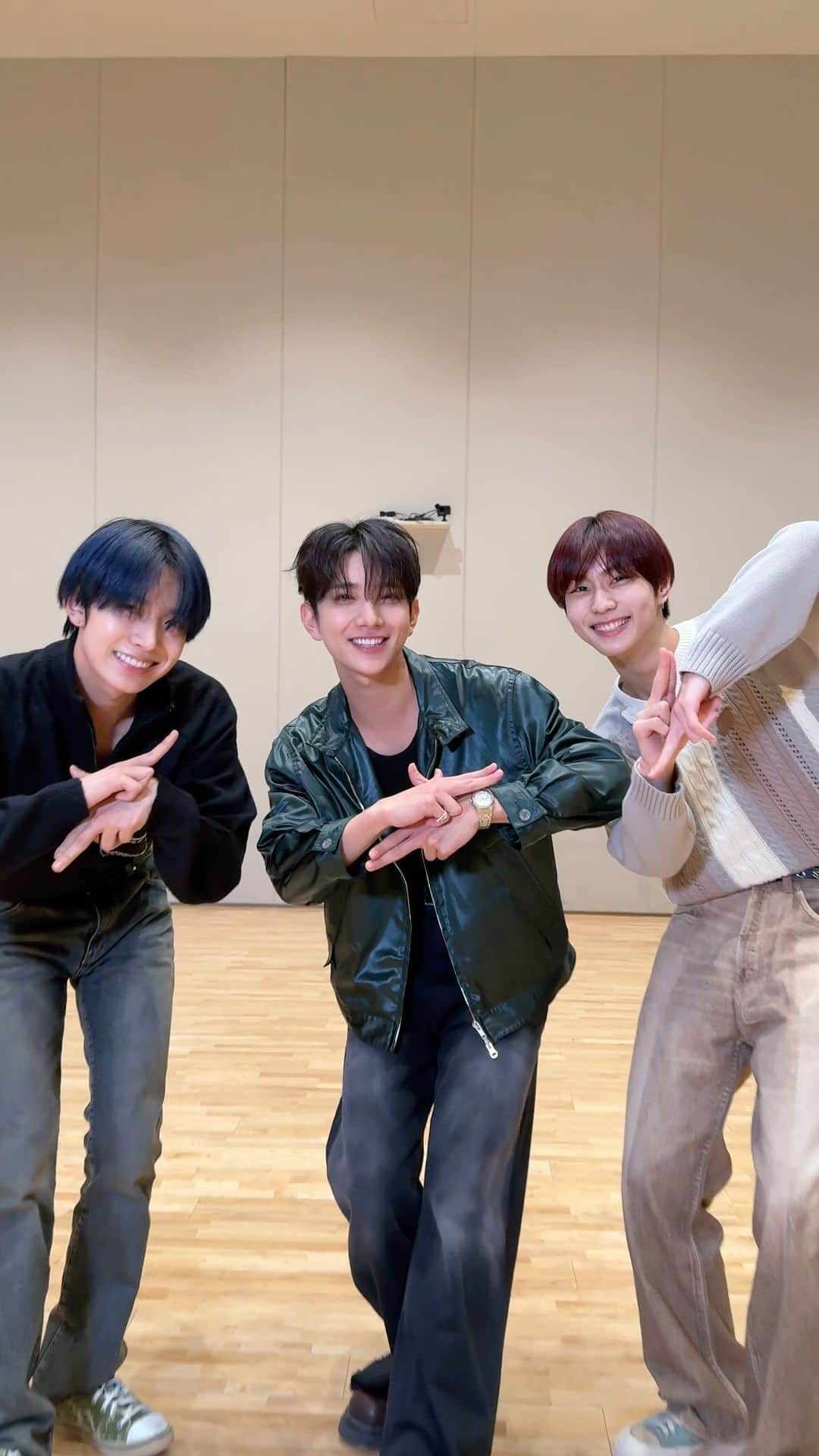 SEVENTEENのインスタグラム：「#GodOfMusic 🤟 with #희승 #HEESEUNG #정원 #JUNGWON #엔하이픈 #ENHYPEN #JOSHUA  #SEVENTEEN #세븐틴 #음악의신 #SVT_GodOfMusic」