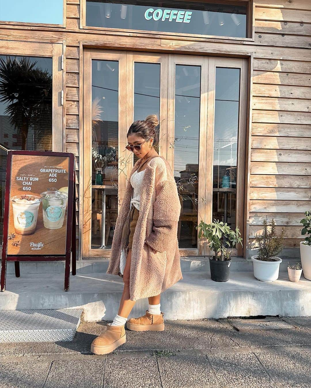 AKKOのインスタグラム：「𝐀𝐮𝐭𝐮𝐦𝐧🍂→𝐖𝐢𝐧𝐭𝐞𝐫❄️ ・ 私の大好きな #サンドレスコーデ は秋はもちろん これからの本格的な冬シーズンにピッタリな めちゃくちゃ可愛い #ボアコート コーデ🏜️🌵✨ ・ なんと‼️ 今なら このコートが予約限定で 早割10％OFFになってるんです🎉 まだまだ暖かいと思って 買い逃したら後悔する めちゃくちゃ可愛くて軽い 『パッチワークBOAコート』 ・ @mayu1226_ まゆちゃんとリンク 出来ちゃうぐらい同じアイテムがあるから おそろコーデもしたかったんだけど、 私は湘南にいそうな #ママコーデ にしてみたよ🤗w ←なんだそれ🤣w ・ 絶賛予約受付してるので、 𝗢𝗳𝗳𝗶𝗰𝗶𝗮𝗹 𝘄𝗲𝗯𝘀𝘁𝗼𝗿𝗲で 是非是非 𝗖𝗛𝗘𝗖𝗞してね❤️❤️❤️ _________________________________  @sandlessmoon  ✔︎パッチワークBOAコート size regular  身長154cm ________________________________ ・  #sandlessmoon  #bohofashion  #bohemianfashion  #サンドレスムーン  #ボアコートコーデ  #ボアロングコート  #もこもこアウター  #モコモコアウター  #大人カジュアルファッション  #海外ファッション  #海外ガールファッション  #ボヘミアンコーデ  #大人ボヘミアン  #ボヘジョ  #ムートンブーツコーデ  #アグコーデ  #低身長女子コーデ  #海外ヘア  #ラテ肌ガール  #サーフガールコーデ  #海外ガールコーデ  #湘南カフェ巡り  #パシフィックベーカリー」