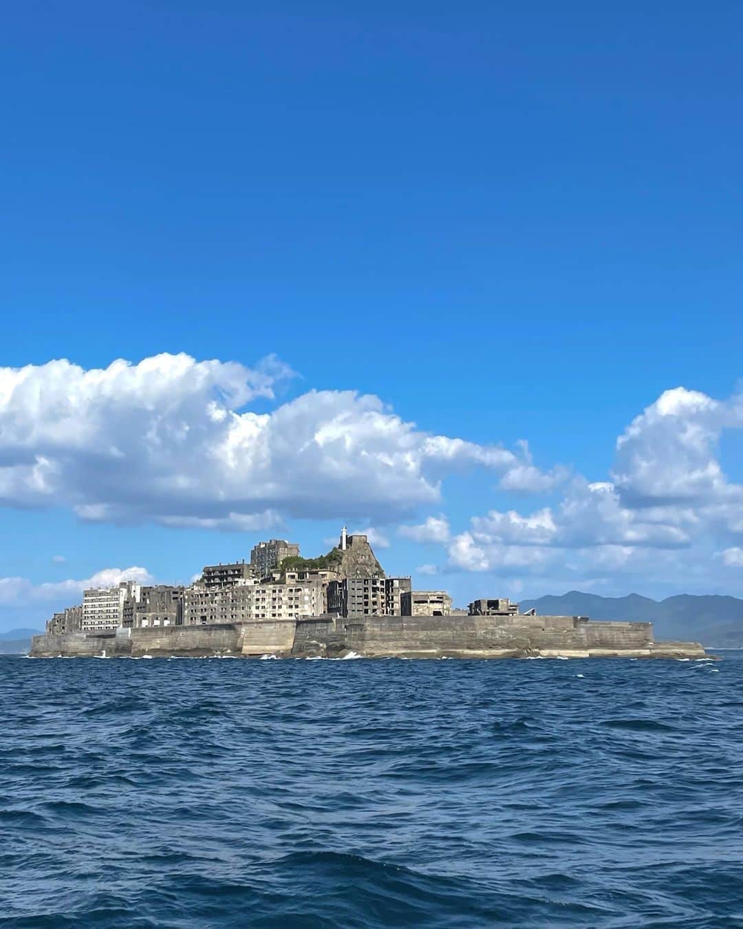 のインスタグラム：「軍艦島🚢 　 かつて栄えていたものが衰廃していく儚さ 盛者必衰の理を感じずにはいられない空間 　 　 風化し崩れ落ち、吹き抜けになった建物の中に 草木が生え始めている。 　 生きた証がここにあって また新たに次の時代の準備をしている🌱 　 そうしてずっと引き継がれ生きていく 　 　 人の生涯と同じような。そんな気がした 　 　 私も全力で今を生きよう」