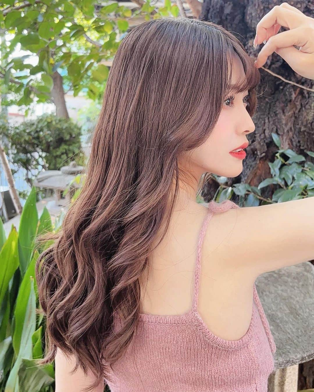 飛鳥凛のインスタグラム：「#ヘアケア を頑張ってるから今月はカットのみ💇‍♀️カラーはリタッチで気になる場所だけしてきました❤️  #枝毛 #切れ毛 も定期的にカットすることで抑えられて艶々🥺  前回してもらった#レイヤーカット が扱いやすかったので今回もがっつりレイヤーいれて#シースルーバング に✨ #ストレートヘア もいい感じだしゆるく巻けば動きのある　#韓国ヘア になるので毎朝のヘアセットが楽ちんになりそう🥰笑」