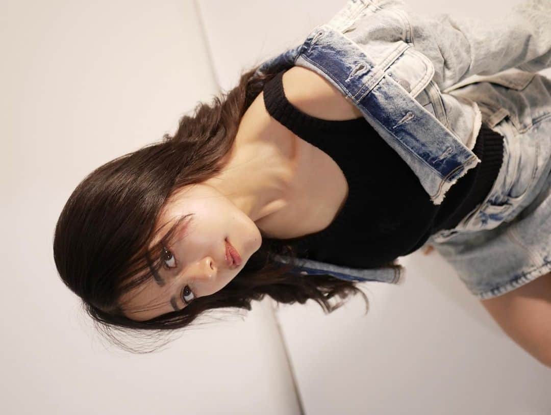 サラ・コールディさんのインスタグラム写真 - (サラ・コールディInstagram)「denim📷🔥 ジャケ写風 (最近セットアップたくさんゲットしてる)」11月4日 21時03分 - imsarakrd