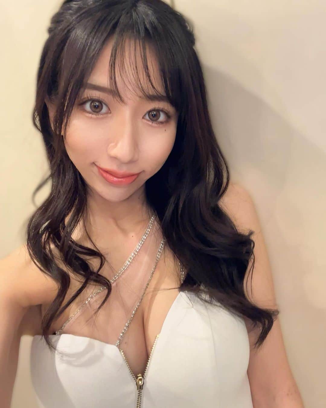綾奈凛のインスタグラム：「明日から来週水曜までお休み予定なので今日飲みましょー🥳🍺」
