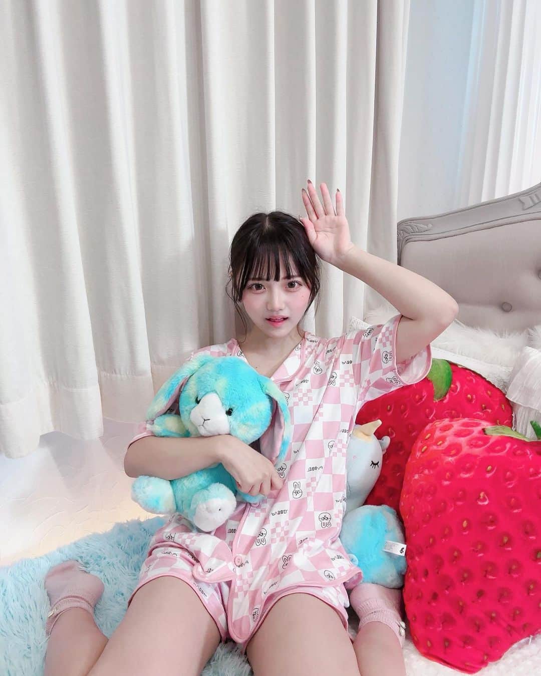 まほこさんのインスタグラム写真 - (まほこInstagram)「女の子が恋の手錠をかけたら逃がさない！ めるぷち選抜生4人のMV見てくれましたか〜？🤭💞  選抜決定戦で1位をいただいた私が、今回は主人公となる 本家MVのあの女の子になりきっちゃいました〜😳💗  MVの中では選抜決定戦を思い出すような描写があったりして、 面白かったり、もちろん可愛いかったり！  とーっても素敵なMVになっているので沢山再生してね〜🫶🏻💞   #めるぷち  #めるぷち選抜決定戦  #めるぷち選抜生 #まっこん」11月4日 21時03分 - mahoko.0918