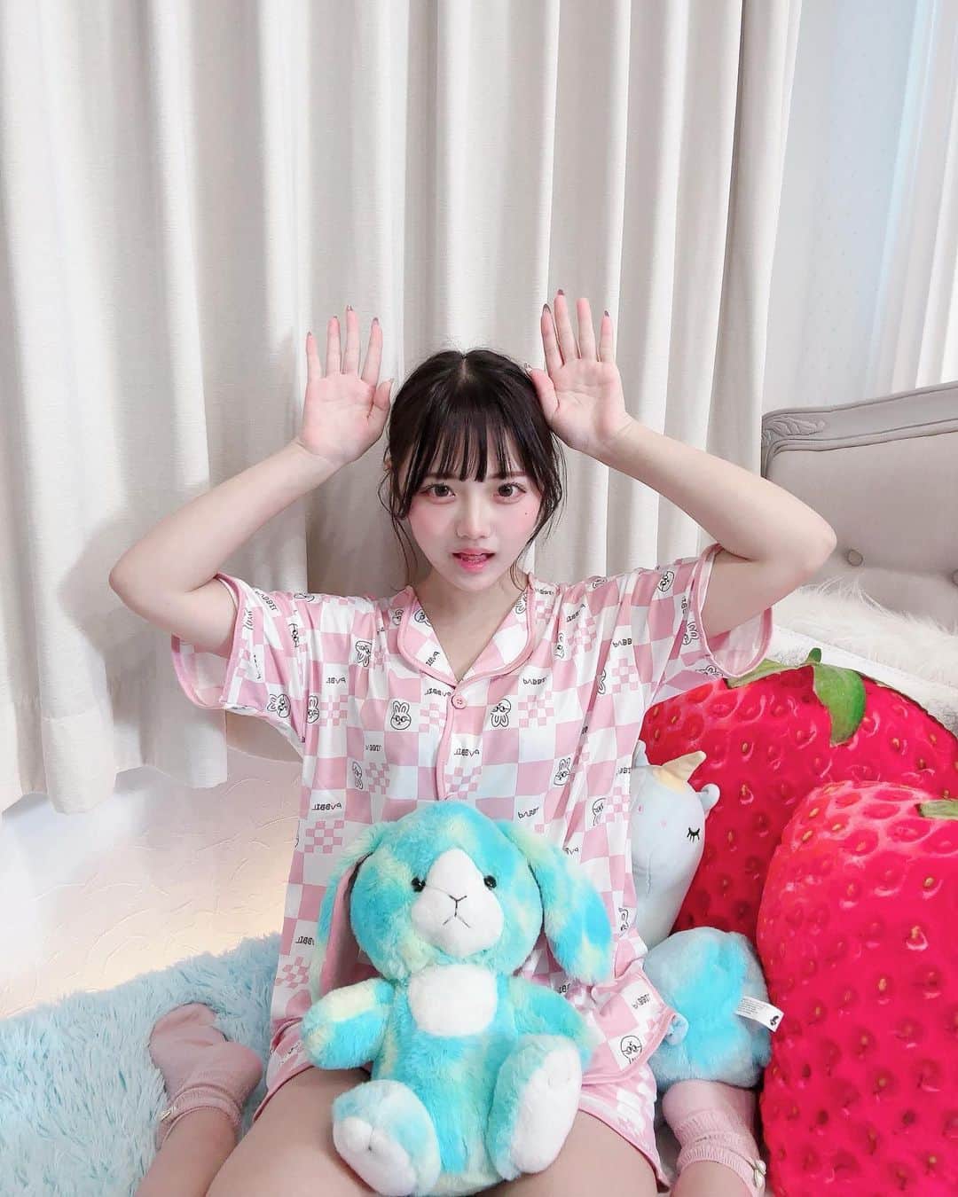 まほこさんのインスタグラム写真 - (まほこInstagram)「女の子が恋の手錠をかけたら逃がさない！ めるぷち選抜生4人のMV見てくれましたか〜？🤭💞  選抜決定戦で1位をいただいた私が、今回は主人公となる 本家MVのあの女の子になりきっちゃいました〜😳💗  MVの中では選抜決定戦を思い出すような描写があったりして、 面白かったり、もちろん可愛いかったり！  とーっても素敵なMVになっているので沢山再生してね〜🫶🏻💞   #めるぷち  #めるぷち選抜決定戦  #めるぷち選抜生 #まっこん」11月4日 21時03分 - mahoko.0918