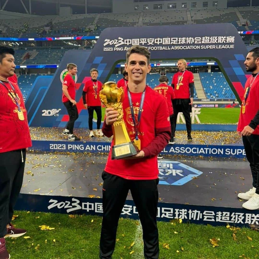 オスカルさんのインスタグラム写真 - (オスカルInstagram)「This is so special! CSL Champions! 🏆🔴」11月4日 21時05分 - oscar_emboaba