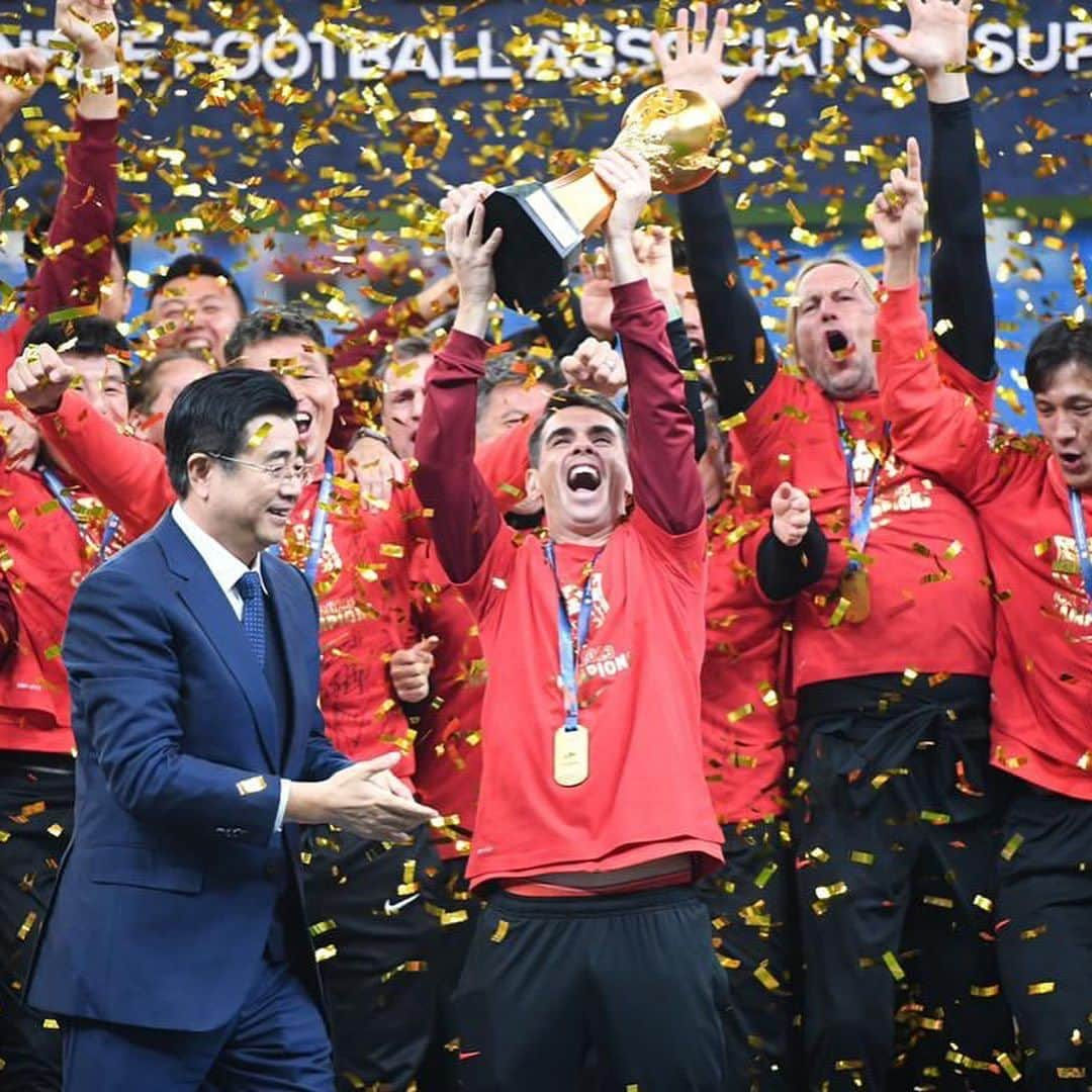 オスカルのインスタグラム：「This is so special! CSL Champions! 🏆🔴」