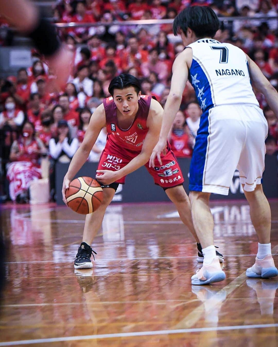 千葉ジェッツのインスタグラム：「試合風景📸  B.LEAGUE2023-24 vs.三河 🏀試合終了🏀 千葉J 83-88 三河  #悔しい敗戦 #明日は勝利を #chibajets #Bリーグ #千葉ジェッツ #バスケ #basketball #portrait  #photograph #ジェッツ写真部 #レンズ越しの世界 #応炎 #ありがとうございました」