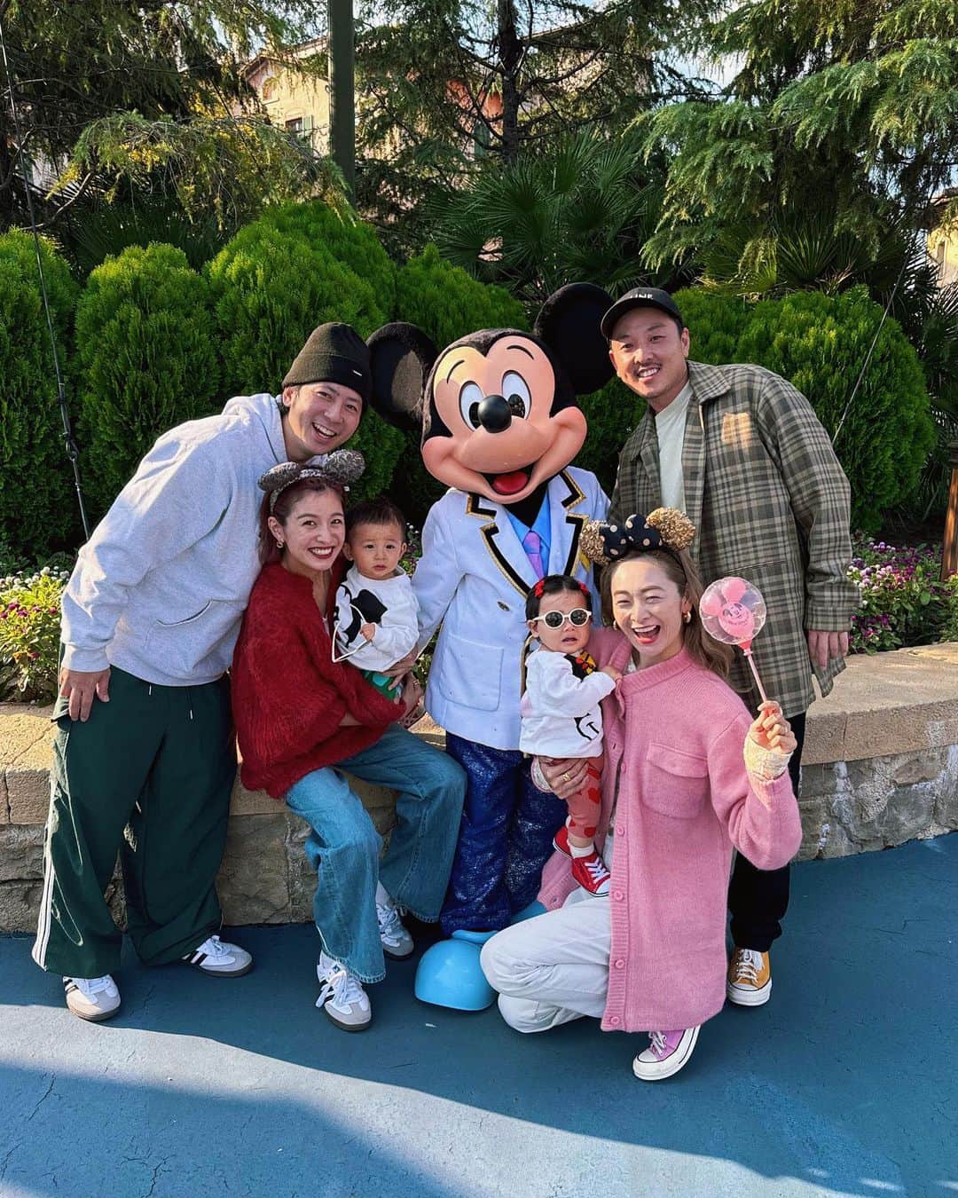 岩渕加恵のインスタグラム：「o m o i d e 💙 💛 ❤️ ディズニーシーでミッキー達と、、📷✨ 嬉しすぎたぁぁ〜っ🥹🫶🏻🫶🏻  一枚目の家族感たっぷり写真すき〜🤣💓  あんなに毎日ミッキーとミニーに反応してるのに 生で会うとまだ泣いちゃう翠たま〜🌼笑  笑ってくれる日が楽しみで仕方ないっ🐭💓🌈  #ディズニーシー #虎と翠のディズニーデート #シーのこの曲めっちゃかわいい♡ #思い出♡」