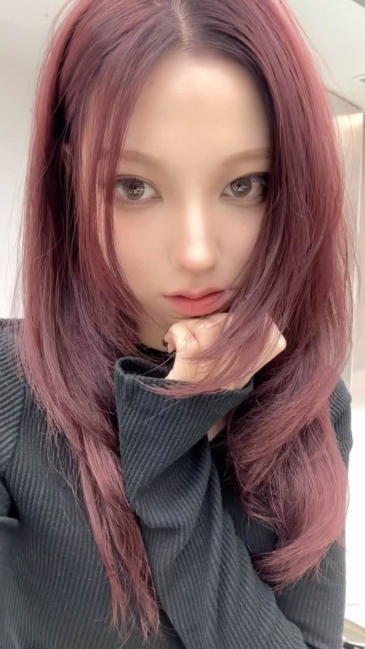 中村雄樹のインスタグラム：「最近オーダーが増えてる毛先軽めのレイヤーカットです✂︎ トレンド先取りもありですよね👀 :網紅ヘア🇨🇳 . . 『10代〜30代限定 指名料サービスcoupon🎟️』 📛レイヤーカット＋高保湿トリートメント  ¥5,500 📛レイヤーカット＋ワンメイクカラー＋高保湿トリートメント ¥9,900 📛レイヤーカット＋デザインブリーチ ¥18,700 ※指名料¥3,300がサービスになります ※カラーメニューは別途ロング料金有 . . . 2023/9/1 New Open REDEAL SHIBUYA. . 中華美人叶う網紅ヘア🇨🇳になれるヘアサロン✂︎ :wang hong hair  . . @redeal_hair  .  ⚪️#ディスコネレイヤーカット ⚪️ . "繋げていない" レイヤーカットを称して ディスコネレイヤーカットと名付けました。  近年ショートスタイルでは定番化していたディスコネ。これをボブ〜ロングに生かしたカットデザインです。 . REDEALではブリーチカラーのお客様も多いのですが、 レイヤーは入れすぎるとハイトーンは特に "中間がパサつく"ので傷んで見えます。 ですがこのレイヤーカットはそれがないです。 . . "繋げてない"からこそのメリットを大きく5つに分けると . ⚪️軽くなり過ぎずに"巻きやすい毛束"を作れる ⚪️"中間がパサつかない"ので傷んで見えない ⚪️全体の"重さ"は残るのでスカスカしない ⚪️繋げないところがあるため工程が少なくカット時間も短い ⚪️後ろにはレイヤーが少ないので寝癖になり辛い . . REDEAL考案の "ディスコネレイヤーカット" 鏡越しの毎朝が楽しみになります。  . . . 🔍REDEAL SHIBUYAのカラーの"こだわり" . こちらにupさせて頂いてるスタイルは基本 "1ブリーチ"での仕上がりが多いです。 理由として、 . . 🔍低温ブリーチでの施術 :当日の施術時間は熱を出さないためにじわじわブリーチ致します . 🔍入念に行う"カウンセリング" 現在の状態と"なりたいイメージ像"の可能かどうかも含めてか擦り合わせてなるべく1ブリーチで理想の仕上がりになる計画を一緒に立てます。 . . . .  . . . . . . . 🟡ご新規のご予約方法🟡 基本はREDEAL SHIBUYA のホットペッパーかお電話よりご予約ください。 . 🟥ホットペッパー （アプリ又はGoogleで大宮REDEAL SHIBUYAで検索） 🟨 📞 03 6416 9152 . ※基本的に営業時間以外もご予約できるのとポイント付くのでホットペッパーを推奨しております . 【お問い合わせ方法】 お電話のみとさせて頂きます。 🟨📞 03 6416 9152 . . . 🟡メニューの選び方🟡 .  【✂︎カット✂︎】 ⚪️ディスコネレイヤーカット 重さを残したレイヤースタイルをされたい方はこちらのメニューを選択してください。 ⚪️トリミングカット 乾いた状態でカットが完結するレベルの毛量調整や毛先の調整の方はこちらがおすすめです。 ⚪️デザインカット 上記２つ以外のショートやボブカット等々ご希望の方はこちらのメニューをお選びください。 . ※基本当日追加可能です✂︎ .  【🎨カラー🎨】 メニューがわからない場合 🔴ブリーチ有メニュー（4〜5時間前後） 🔵ブリーチ無メニュー（2時間前後） どちらかでご予約頂けましたらある程度お時間に限りはござまいすが当日変更等の対応はできますのでご安心ください。その日の気持ちをカウンセリングさせて頂き、ご提案をさせて頂きます  【🌿トリートメント🌿】 基本的に10分前後の施術になります。 事前のご予約、当日の変更も対応可能です。 . . ※施術料はその日の適切な金額をカウンセリングでお伝え致しますのでご安心ください ※ご予約状況でメニュー変更が難しい場合もございますので予めご了承ください . .  . . . REDEAL SHIBUYA . 東京都渋谷区宇田川町3-10 いちごフィエスタ渋谷3階  . 渋谷美容室 カミカリスマ "受賞"ヘアサロン . . . . . . . .  .  #レイヤースタイル #小顔カット #小顔ヘア #アッシュグレー #ワンカール  #中国ヘア #レイヤー #レイヤーカット #ワンホンヘア  #レイヤーカットロング  #ダークトーンカラー #ザクザクレイヤー #ウルフヘア #渋谷美容室 #東京美容室  #ミディアムレイヤー #後毛 #後毛カット #サイドバング #渋谷レイヤーカット  #ロングウルフ #フェイスレイヤー #姫カット #ミディアムウルフ #ウルフカット」