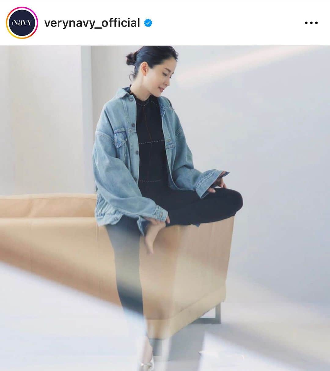 内田恭子のインスタグラム：「こんばんは。  VERY NAVY 11月号の連載は、今の時期にぴったりのデニムジャケットについて執筆しています。見てね。  #verynavy  #連載  #内田恭子  #kyokouchida」