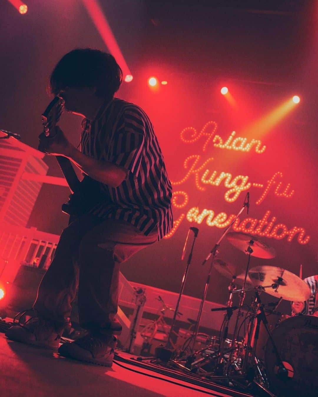 後藤正文のインスタグラム：「ASIAN KUNG-FU GENERATION at 日本青年館  ツアー再開。心配してくれてありがとう。もう喉は大丈夫です👌  Photographer @tetsuyayamakawa  #asiankungfugeneration #tokyo #akg #tour」