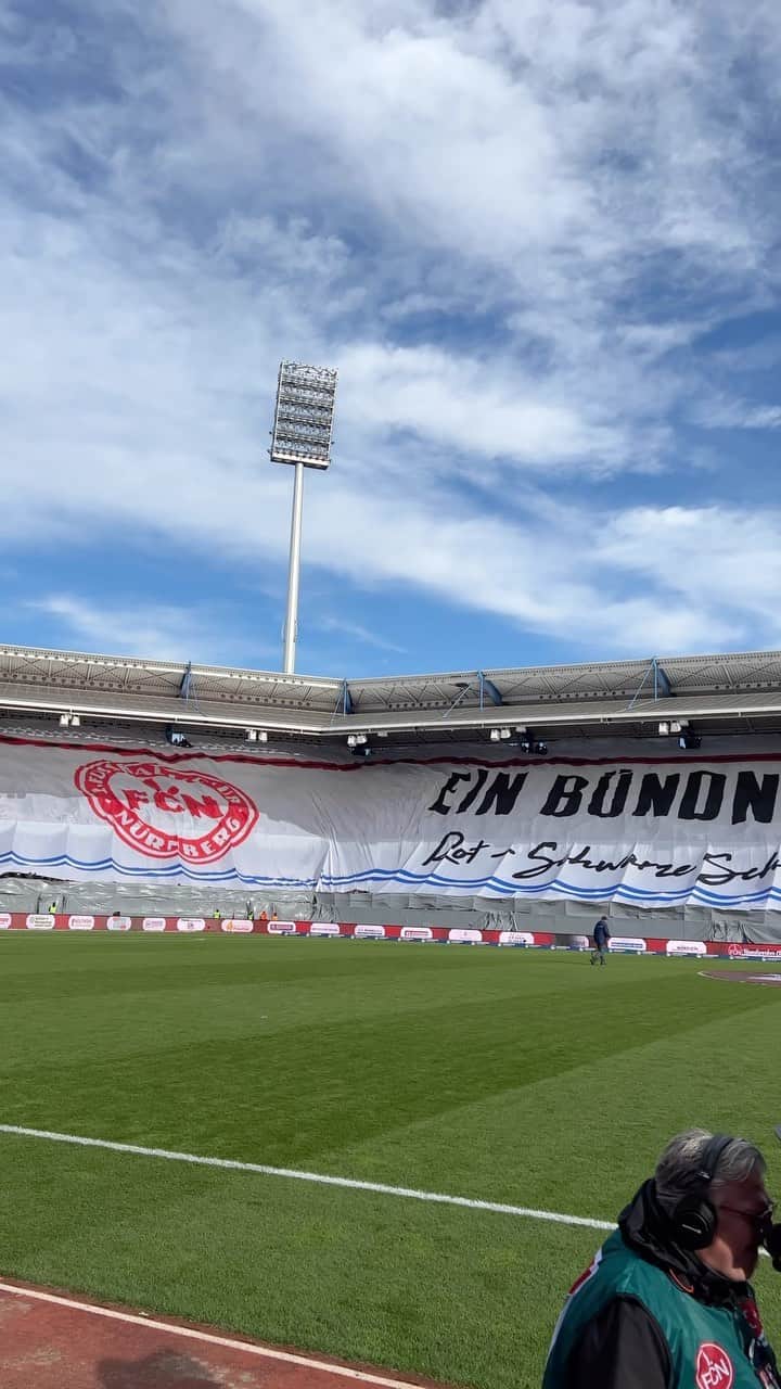 シャルケ04のインスタグラム：「Schalke und der FCN - ein Bündnis für die Ewigkeit! 😍 . . . #S04 #FCN #SchalkeundderFCN #Choreo #Friends #Friendship #Fussball #Soccer #Knappen #🔵⚪️」