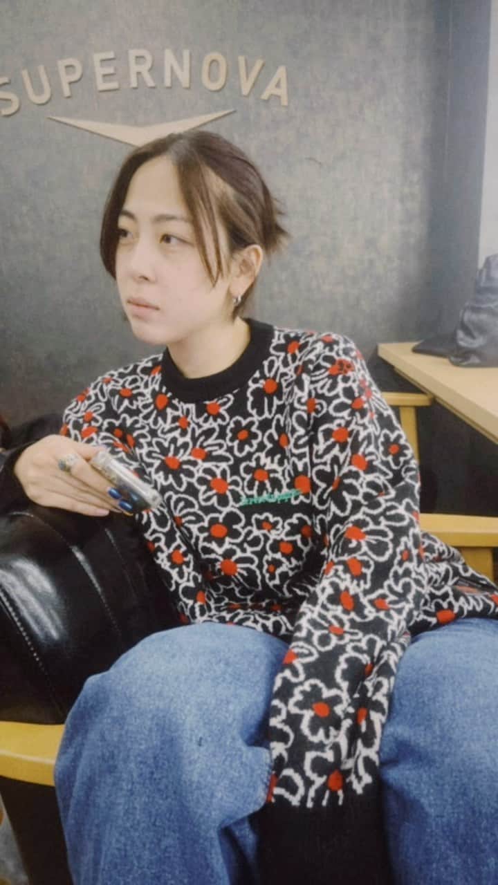 EOWのインスタグラム：「元気になってきました みんなありがとう 手洗いうがいしような いっぱい寝ような  これは音声載せられないような話を ともあきがしてる時の私です」