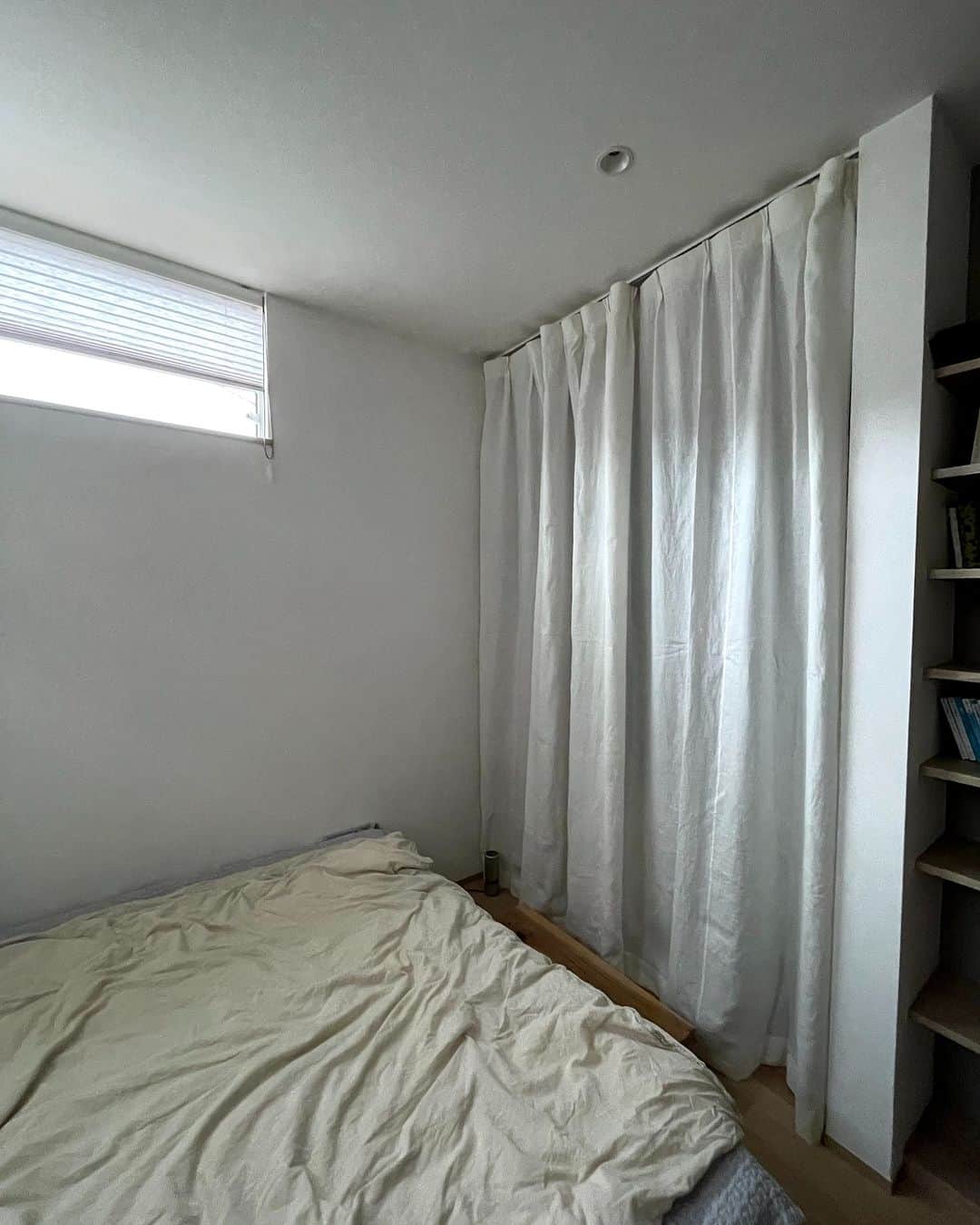 ムクリ［mukuri］さんのインスタグラム写真 - (ムクリ［mukuri］Instagram)「小さくてシンプル。収納や照明も快適な寝室〜素朴さの中に小さな贅沢を散りばめた２１坪の平屋（hy___home21さん）  yumiさんが寝室で大切にしたのは 小さくてシンプルにすること。  隣り合っているお子さんの個室のように 勾配天井にもできましたが、 迷わず平天井にしました。  窓は隣家が見えずに空だけが見えるよう 極力小さく、高い位置に。  6.3畳の寝室には、2人分の本棚スペースと 2人分のクローゼットも確保しています。  ワンコニャンコと一緒に眠るための 手づくりベッドや、照明についてのお話も必見ですよ。  前回コラムでお話いただいた 同じ方角、ほぼ同じ広さの 娘さんの部屋とぜひ見比べてみてくださいね♪  @hy___home21 さん、ありがとうございました！  （編集：kaori）  ▶詳細はプロフィールのURLよりご覧ください プロフィールはこちらから @mukuri_official ・  –––––––––––––––––– ムクリ公式アカウントでは くらしの中にある"好き"や"コダワリ"を毎日お届け。  インテリア、整理収納から家づくりなど 日常で参考になる情報から サラッと読める短編コラムまで ご紹介していますのでフォローしてぜひご覧ください。 ▶︎ @mukuri_official ・  「 #ムクリ 」のタグもいつも楽しく拝見しています☺️  オリジナルブランドは @daily_mukuri  くらしの中にあったらいいいな、 そんな商品を企画・制作、集めています。 ––––––––––––––––––  #平屋#平屋暮らし#寝室#寝室インテリア#暮らし#マイホームアカウント#注文住宅#家づくり#犬のいる暮らし#猫のいる暮らし#くらしの編集#ムクリ」11月4日 21時07分 - mukuri_official
