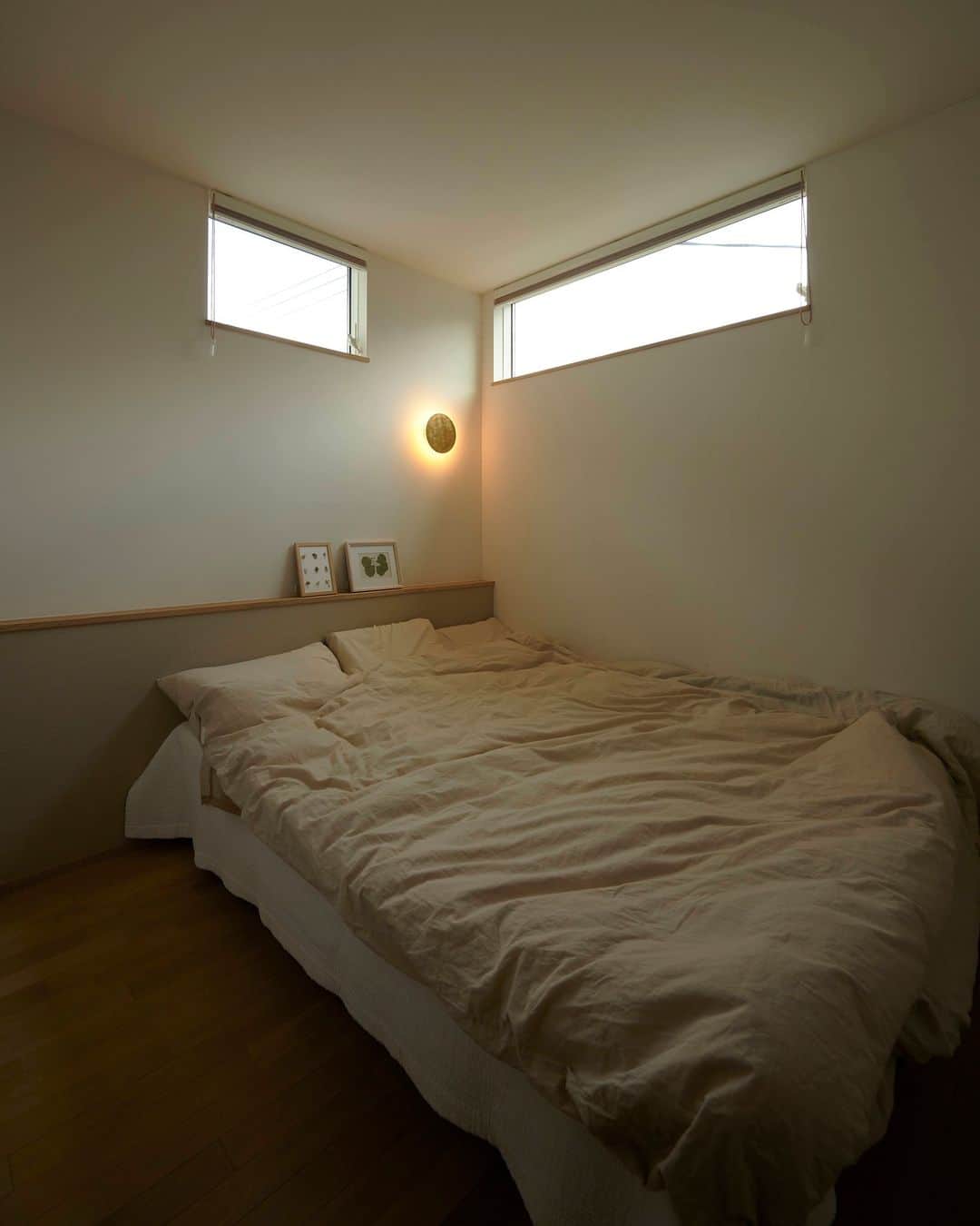 ムクリ［mukuri］さんのインスタグラム写真 - (ムクリ［mukuri］Instagram)「小さくてシンプル。収納や照明も快適な寝室〜素朴さの中に小さな贅沢を散りばめた２１坪の平屋（hy___home21さん）  yumiさんが寝室で大切にしたのは 小さくてシンプルにすること。  隣り合っているお子さんの個室のように 勾配天井にもできましたが、 迷わず平天井にしました。  窓は隣家が見えずに空だけが見えるよう 極力小さく、高い位置に。  6.3畳の寝室には、2人分の本棚スペースと 2人分のクローゼットも確保しています。  ワンコニャンコと一緒に眠るための 手づくりベッドや、照明についてのお話も必見ですよ。  前回コラムでお話いただいた 同じ方角、ほぼ同じ広さの 娘さんの部屋とぜひ見比べてみてくださいね♪  @hy___home21 さん、ありがとうございました！  （編集：kaori）  ▶詳細はプロフィールのURLよりご覧ください プロフィールはこちらから @mukuri_official ・  –––––––––––––––––– ムクリ公式アカウントでは くらしの中にある"好き"や"コダワリ"を毎日お届け。  インテリア、整理収納から家づくりなど 日常で参考になる情報から サラッと読める短編コラムまで ご紹介していますのでフォローしてぜひご覧ください。 ▶︎ @mukuri_official ・  「 #ムクリ 」のタグもいつも楽しく拝見しています☺️  オリジナルブランドは @daily_mukuri  くらしの中にあったらいいいな、 そんな商品を企画・制作、集めています。 ––––––––––––––––––  #平屋#平屋暮らし#寝室#寝室インテリア#暮らし#マイホームアカウント#注文住宅#家づくり#犬のいる暮らし#猫のいる暮らし#くらしの編集#ムクリ」11月4日 21時07分 - mukuri_official