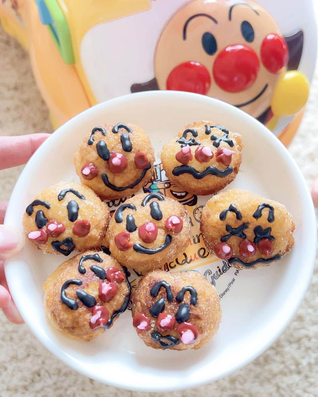 倉岡生夏さんのインスタグラム写真 - (倉岡生夏Instagram)「🍩❤️ ・ ・ 昨日は学園祭でした笑 ほぼお客さんだったけど、準備と片付けはやったよ〜笑 休日cooking♡ ・ コロコロこねる一口ドーナツ♡ もちもちポンデリングみたいなかんじ😊簡単おいしかったです。リクエストであんぱんまんに❤️ ・ ・ お外も暑くてびっくり💦11月だよね？コートとか着れてない笑(寒いの苦手だけど) ・ ・ ・ みなさんもよい休日を♡ ・ ・ ・ ・ #学園祭 #休日クッキング #クッキングラム #クッキングラマー#モンテッソーリ教育 #モンテッソーリ #あんぱんまん #お菓子作り #お菓子作り記録 #簡単お菓子 #親子クッキング #可愛いものが好き #アンパンマン #アンパンマンパン #スイーツ作り #スイーツ好き #スイーツレシピ #幼児食記録 #幼児食メニュー #anpanman #japanesefood」11月4日 21時08分 - kinatty.land