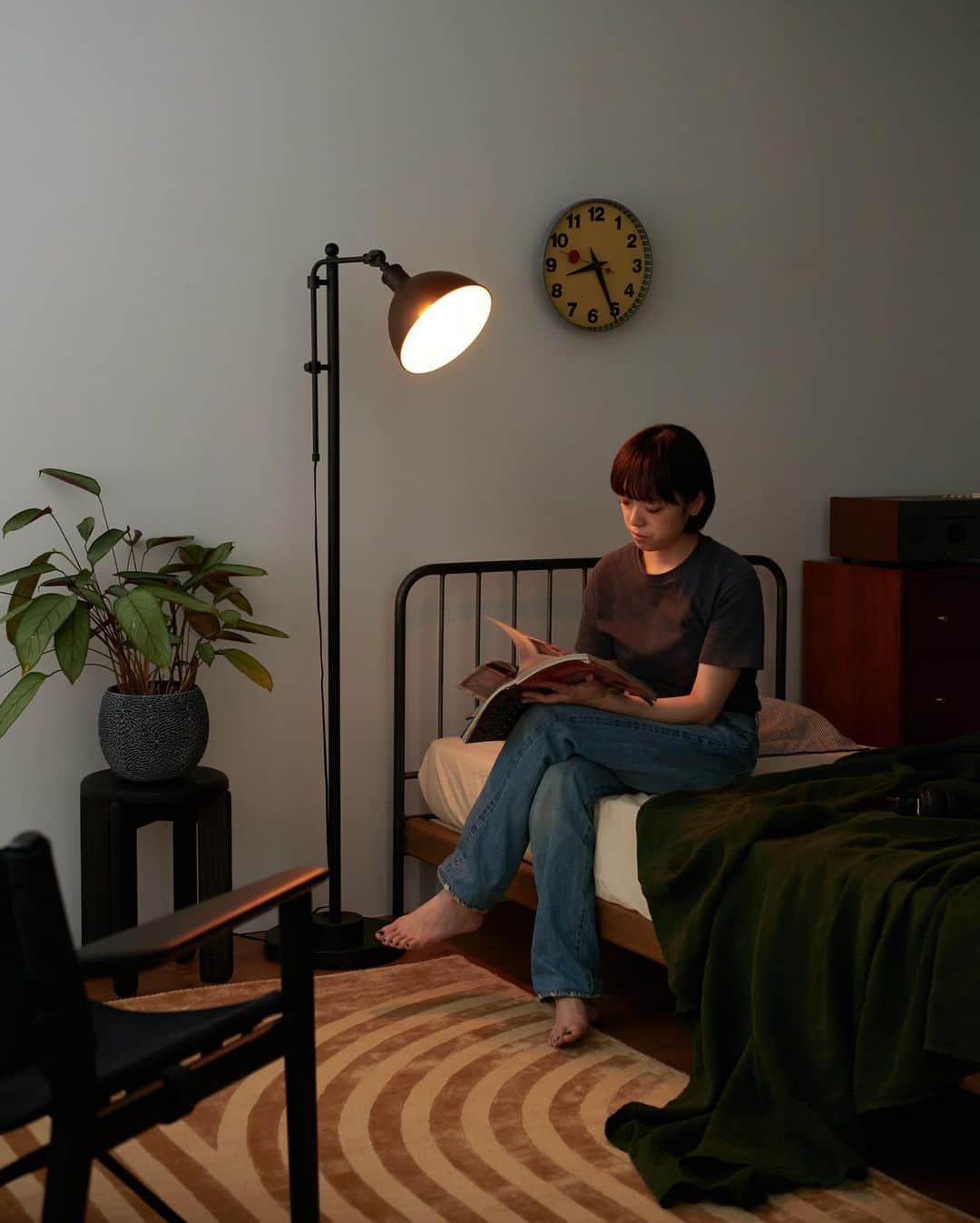 journal standard Furnitureのインスタグラム：「【 HOWELL FLOOR LAMP 】 ⁡ インダストリアルなデザインのフロアランプ。 マットな質感なので、モダンなインテリアとも相性がよく、アクセントとしておすすめです。 ⁡ シェード部分はは上下に昇降することができ、140cm～170cmの高さまで調整ができます。 角度の調節もできるので、お使いのソファやベッド・テーブルなど、家具に合わせて明るさを照らす範囲を変えることができます。 ⁡ -— ⁡ HOWELL FLOOR LAMP ¥28,600 ⁡ -— ⁡ #journalstandardfurniture #baycrews #interior #furniture  #livinginterior #livingroominterior  #interiordesign  #lighting #floorlamp #lamp #howell #howellfloorlamp」