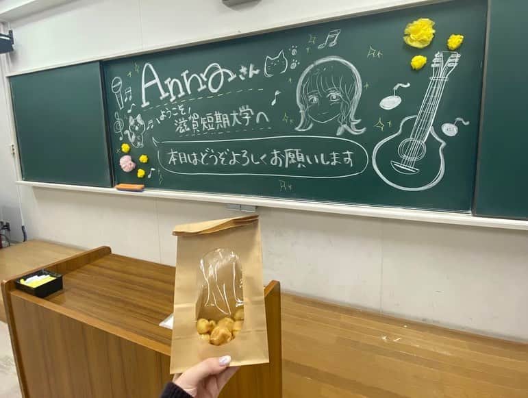Annaさんのインスタグラム写真 - (AnnaInstagram)「滋賀短期大学の「すみれ祭」 出演してきたー！初めての滋賀県！ 学園祭ライブとっても楽しかった💨 初めて聴く人が多いだろうに、みなさん手拍子たくさんしてくれたり手振ってくれたり本当に嬉しかったー！！！  またみなさんに会えますように☺️🫶🏻 本当にありがとうございました！  #滋賀短期大学 #すみれ祭」11月4日 21時18分 - anna_mysticeyes