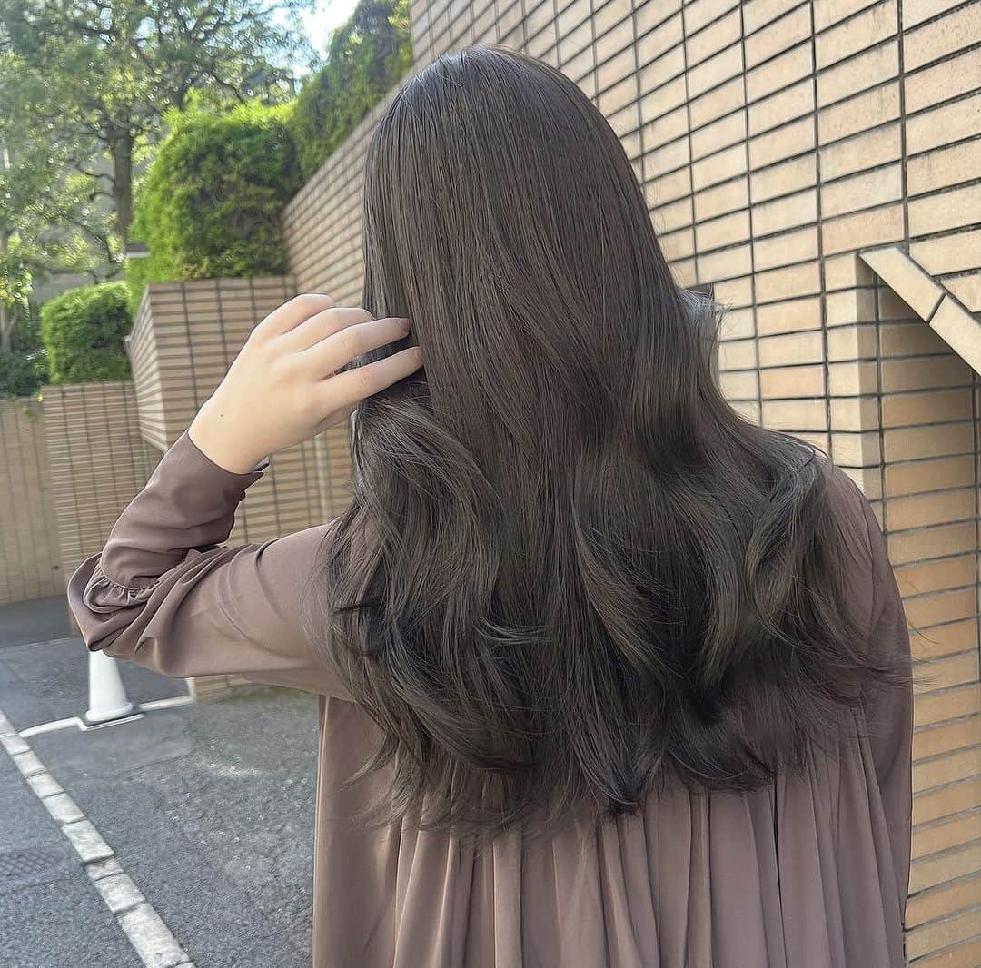 古賀美紀のインスタグラム：「【人気NO1！bleach無しでできる色素薄めカラー】 嫌な赤みを消してくれて透明感抜群な  「 #オリーブベージュ ❤︎」  現在の明るさより明るくしたい方、地毛からのカラーのお客様はダブルケアカラー  選択お願いします♡  ✨オススメメニュー✨ "人気No.1" ✔️プレミアムケアカラー　¥11400~ 毛髪強化剤♡髪の毛を補強し切れ毛・枝毛を98.6%防ぎます！ →髪の毛に凄く良いので、髪の毛を綺麗に持続させたい方オススメです！  "前処理剤オプションメニュー" 毛髪は、約80%のタンパク質（PPT）と 約5%の脂質（CMC）約12%の水分で構成されています。  前処理剤のPPTとCMCを＋する事で カラーの仕上がりとカラーの持続性をUPします♡！  ✔️CMC ¥1500 ブリーチ、ヘアカラーの薬剤を均一に浸透させる。 ダメージ補修と保湿をし髪表面をツヤやかに 指通りをよくする。 →髪の硬さ、パサつき、ゴワつきは cmcが失われてるのでオススメです♡！  ✔️PPT ¥1500 ダメージを補修し、ダメージで失った髪の タンパク質部分を補修し、弾力を与えてくれます。 ヘアカラーの再現性と持ちを高める。 →ダメージや色落ちが気になる方オススメ 【プレミアムケアカラーとの同時施術でさらに効果UP！】  ✔️CMC＋PPT ¥3000 更にクオリティを高めたい方オススメです♡  ※前処理を希望の方は、予約時にどの前処理をしたいか LINEしてください♡」