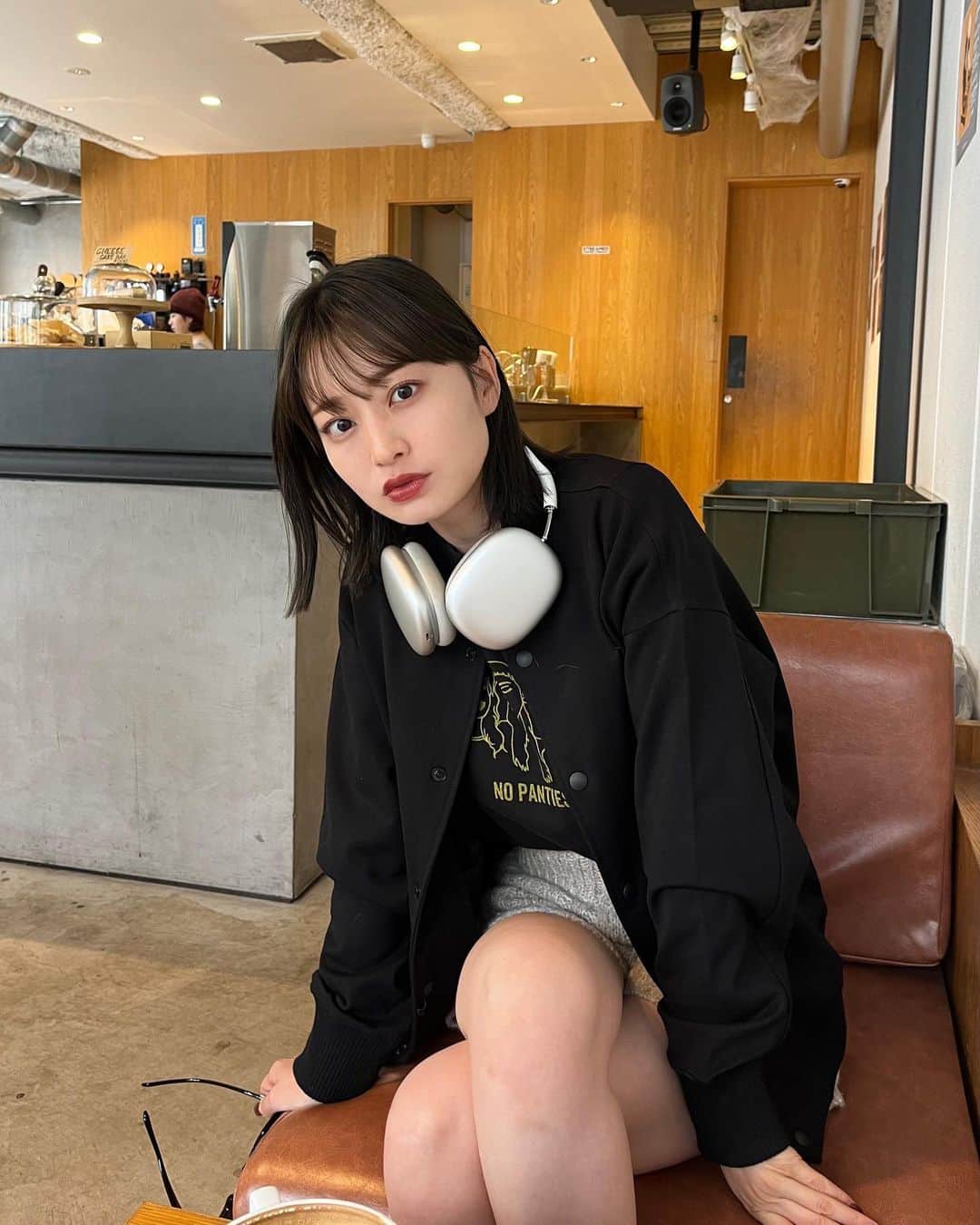 吉田南歩のインスタグラム：「寝起き5分で朝カフェダッシュした日👶 爆速メイクしたからいつもとちょっとメイク違うの〜💕  最近またショートパンツにハマってて ミニ丈履きがち🫶🏻  #ななほコーデ」