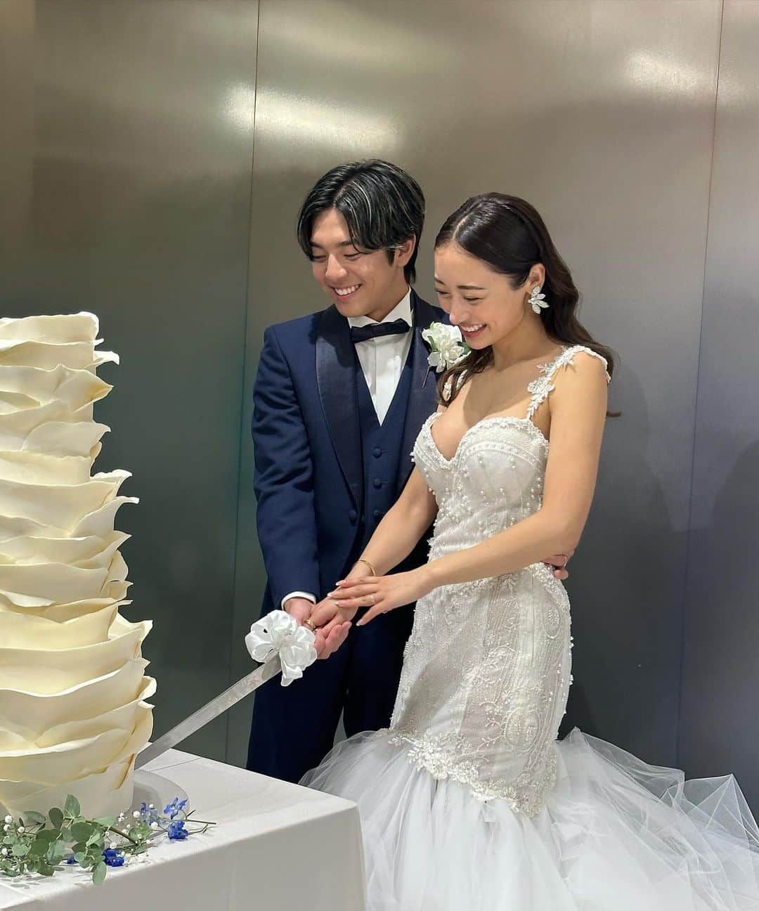 前沢海友さんのインスタグラム写真 - (前沢海友Instagram)「happy wedding💍 ㅤㅤㅤㅤㅤㅤㅤㅤㅤㅤㅤㅤㅤ なんでこんな素敵なのって羨ましくなるくらい 美男美女な2人で沢山幸せ分けて貰った✨ あんな綺麗な花嫁さん見た事なかったよ🥺💖 (登場した瞬間綺麗すぎて泣けた。) ㅤㅤㅤㅤㅤㅤㅤㅤㅤㅤㅤㅤㅤ 上京してきてからできた友達の結婚式が あんちゃん第一号😍(レベル高すぎる♡) ㅤㅤㅤㅤㅤㅤㅤㅤㅤㅤㅤㅤㅤ 忙しい中書いてくれたメッセージカードや 細かい所までオシャレで2人のこだわり沢山な空間にいれて 人生一度の素敵な日に携われて幸せでした😩💖 ㅤㅤㅤㅤㅤㅤㅤㅤㅤㅤㅤㅤㅤ 改めてご結婚おめでとう✨  ㅤㅤㅤㅤㅤㅤㅤㅤㅤㅤㅤㅤㅤ ㅤㅤㅤㅤㅤㅤㅤㅤㅤㅤㅤㅤㅤ #happywedding #friend #tokyo #newpost #l4l #ウエディングドレス #結婚式 #幸せ空間」11月4日 21時11分 - maezawamiyu