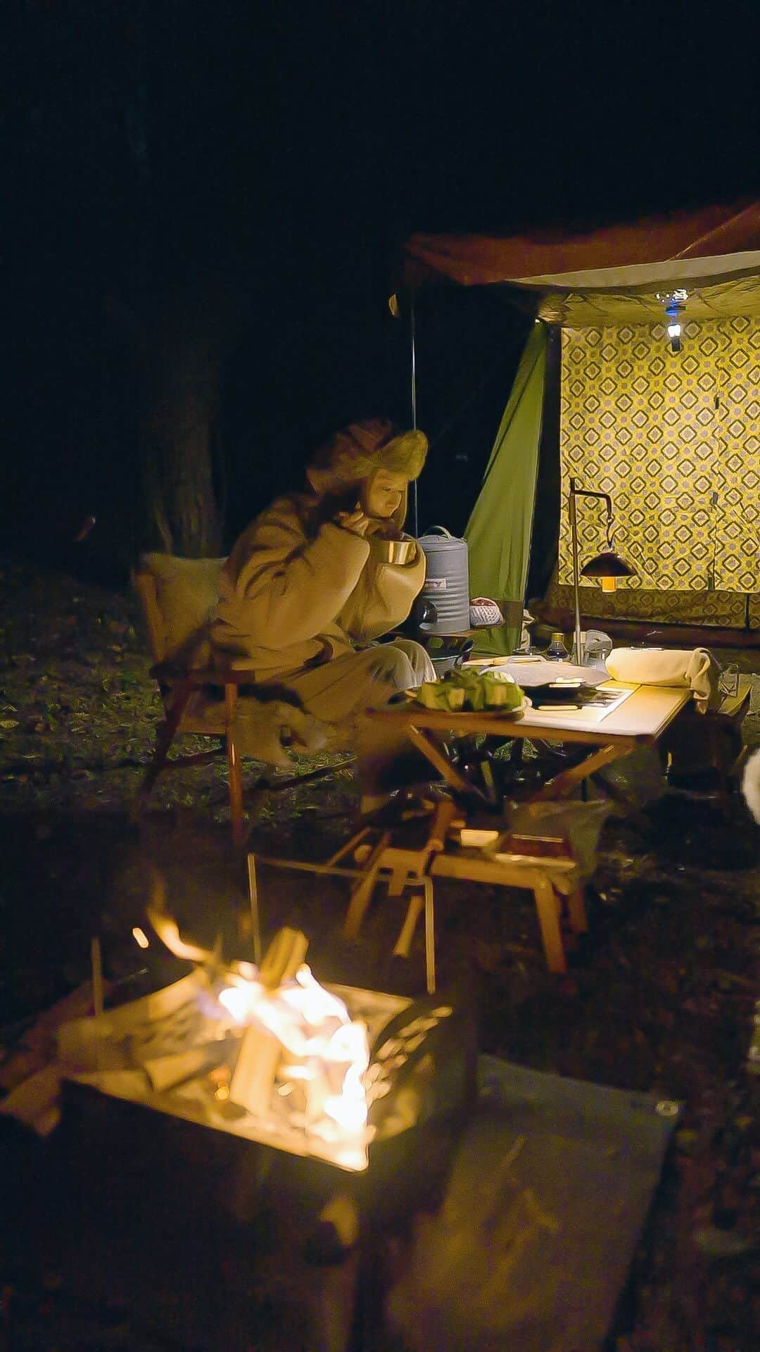 さーやんのインスタグラム：「すき焼きNight🥩🌟 　 　 この日の夜ご飯はすき焼きにしました🤤 　 　 さーやん流すき焼きの食べ方があって…w 　 Step1  ネギと肉だけ先に焼いて すき焼きのタレを絡めたら ネギを肉で包んで卵に付けて食べる。 　 Step2 炊き立ての白米の上に肉をのせて食べる。 　 Step3 好きな野菜を入れて通常通り食べる。 　 　 自分の動画見てたら また、すき焼き食べたくなってきたよ〜🤤じゅるw 　 　 ⏬その他動画はこちらから @___saaayan___ 　 　 　 　 #キャンプ #キャンプ飯 #キャンプ料理 #キャンプ飯レシピ #キャンプご飯 #キャンプコーデ #キャンプ女子 #アウトドア #アウトドア料理 #アウトドア女子 #簡単レシピ #レシピ #料理 #マルチグリドル #camp #camping #camplife #outdoor #outdoorlife #露營 #露營生活 #캠프닉 #캠핑」