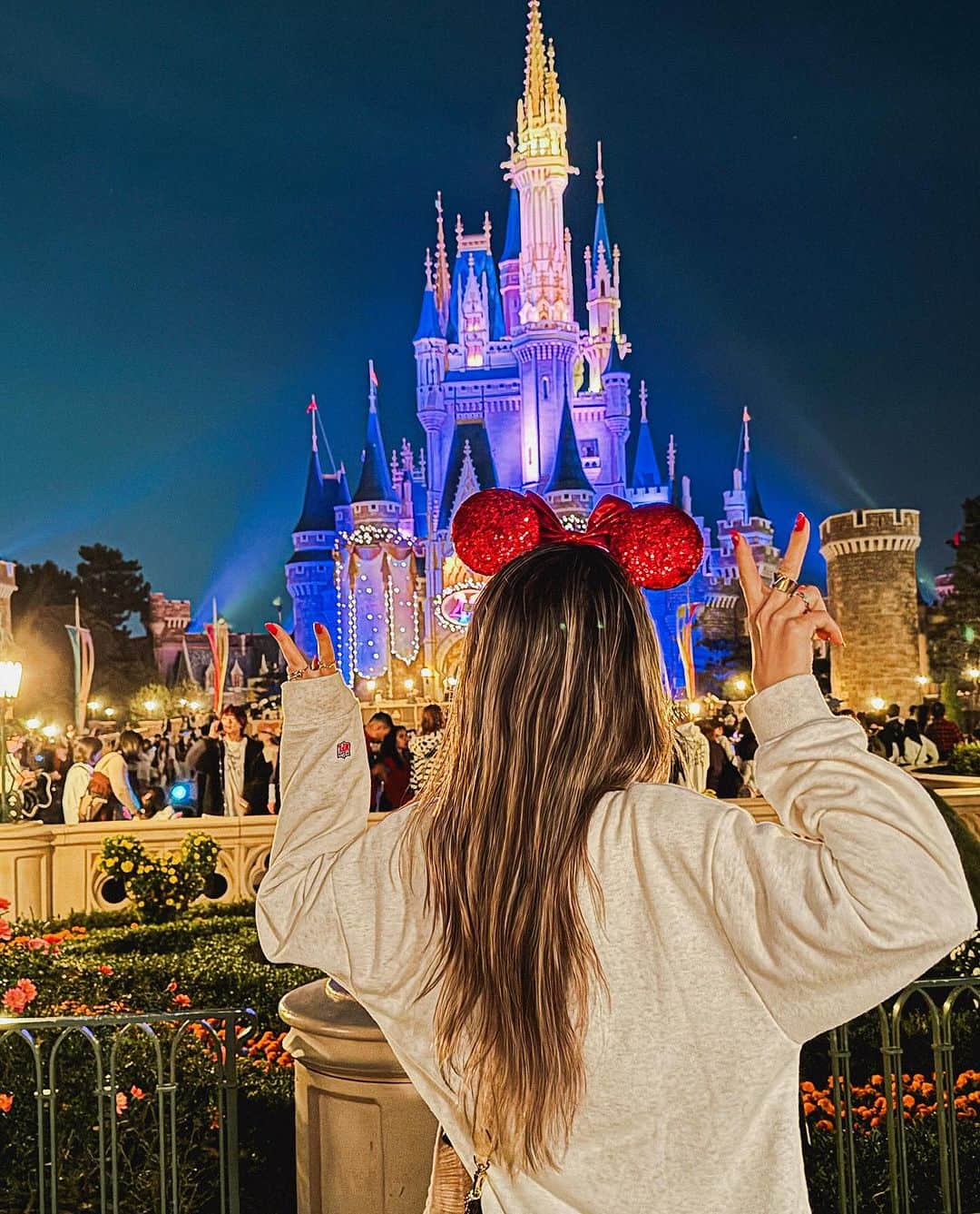 のインスタグラム：「ずっとお約束していたディズニーランドへ❤️✨  いつも午前中から行って途中で眠くて機嫌が悪くなっちゃってたので、今回はお昼寝後から行きました✨  楽しかったー🥰🥰🥰  #ディズニーランド #ディズニー #ディズニーコーデ #アゲボディ#シェレンフィット#筋トレ#ダイエット#フィット#美ボディ#トレーナー#ライフスタイルモデル#くびれ#桃尻#アンダーアーマー#fit#fitness #fitnessmotivation #fitnessmodel #trainibg#underarmour#美脚#宅トレ#家トレ#育児#3歳児」