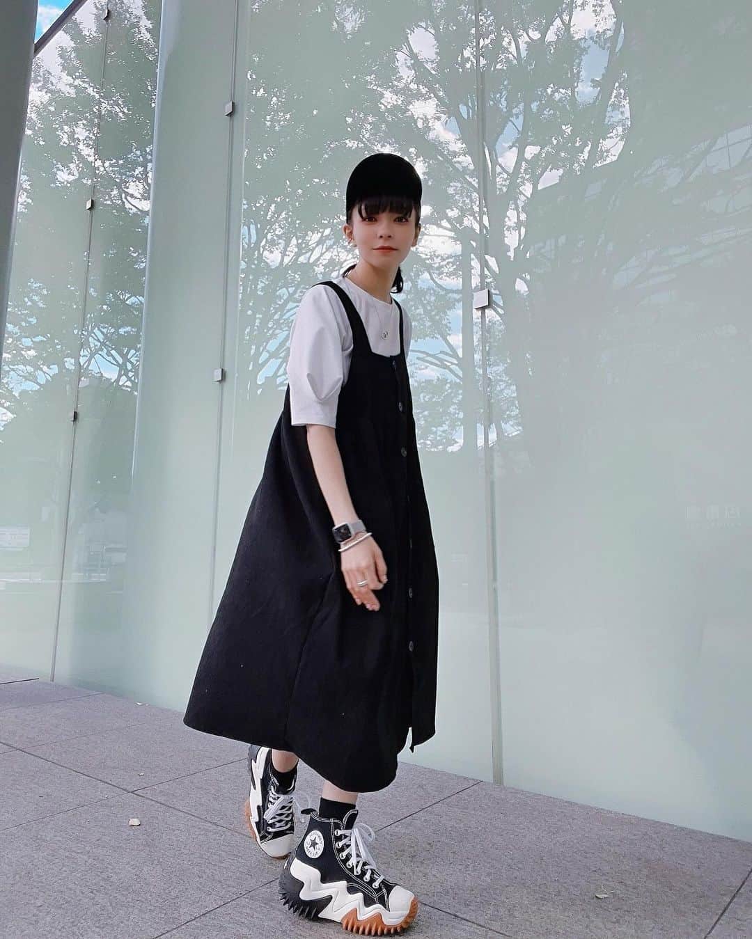 ジェニーのインスタグラム：「ⓝⓔⓦスニーカー⋆⁺₊˚  一目惚れして日本で買おうと思ったけど 日本では売ってない上に似たタイプも あったけど全く手に入らないという😱  マミーが先月アメリカに帰省した時に あったら買ってー！とお願いしやした( ദ്ദി ˉ͈̀꒳ˉ͈́ )  マジで存在感ありありだし！気分も上げ上げ！ 履いてるだけでコーデが映える🥹✨  すし！！！=͟͟͞͞🍣💕」