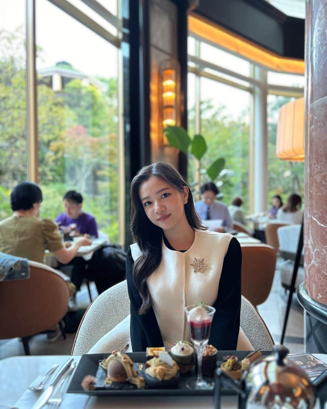 のインスタグラム：「とっても素敵なアフタヌーンティーに行ってきました🐈‍⬛♡  @westintokyo  のマロンデザートアンサンブル🌰  全部本当に美味しかったし、空間も素敵すぎた。 いつか宿泊もしてみたいな💗  おめかしして、アフタヌーンティー行くだけで素敵レディーになった気分になるね〜✨あ〜楽しかった🫶🏻」