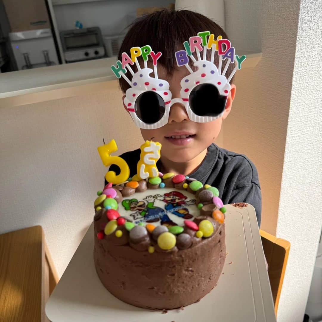 田南輝一さんのインスタグラム写真 - (田南輝一Instagram)「お誕生日おめでとう！  5歳になってお兄ちゃんやってくれたり、 ママのこと大好きで可愛いって言ったり。  もうほぼ俺やな！ このまま元気におっきくなってくれ！   #5歳  #兄弟  #お兄ちゃん」11月4日 21時15分 - r.ktyyy