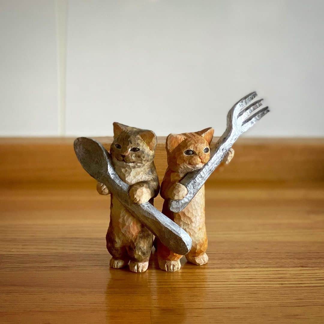 花房さくらのインスタグラム：「「我ら、ティータイム親衛隊！」 お茶の時間に現れる、頼もしい猫たちです。  「お茶もケーキもおまかせよ！」  #喫茶モリノケモノ  #gallerykissa  #cat #sculpture #hanafusasakura」