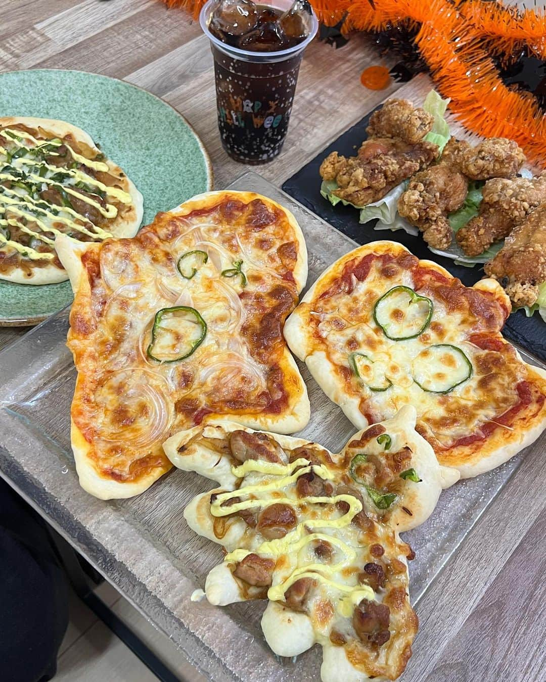 びにえみのインスタグラム：「. 今年はお家でピザ作り🍕して ハロウィン過ごした🎃🧡 みんなはどう過ごしたー？？👻 .  #ハロウィン #お家ごはん   #初めての #ピザ作り #楽しすぎた」