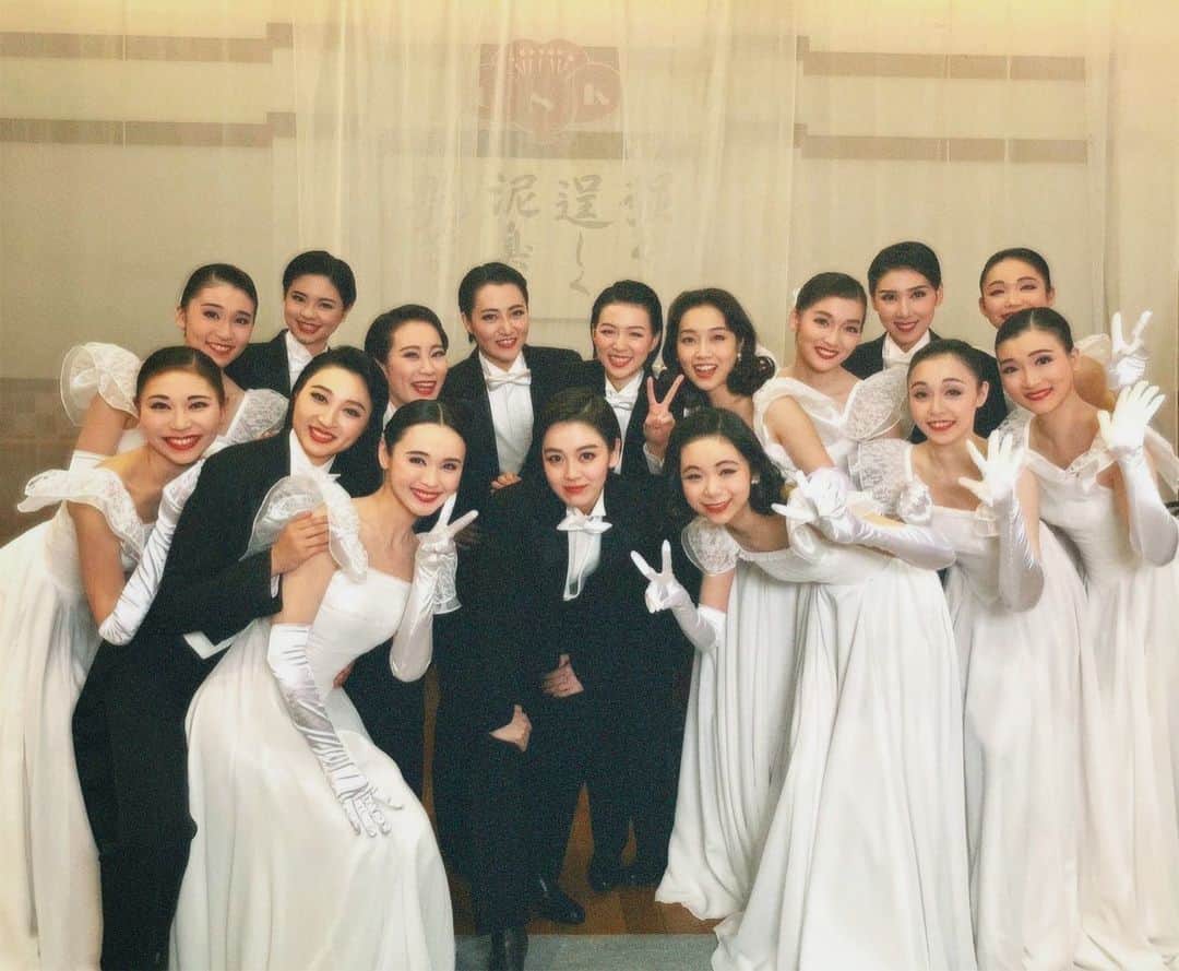 伊原六花のインスタグラム：「『ブギウギ』大阪編 ありがとうございました。 やはり、舞台は華やかで その輝きと同じ分、泥臭い舞台裏が ほんっとうにカッコ良くて大好きです。  秋山は東京もご一緒します。 よろしくお願いします。  #ブギウギ」
