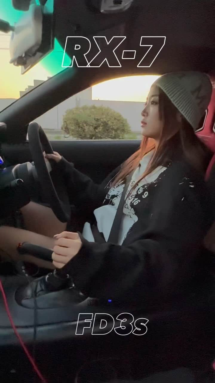 ARISAのインスタグラム：「最後に車の外装見れるよ❣️  昨日のドライブ🚗 謎に3時間半くらいドライブした笑笑  #fd3s#rx7#mazda#stickshift#イニシャルd#頭文字d#mt車#車好きな人と繋がりたい#マニュアル車」