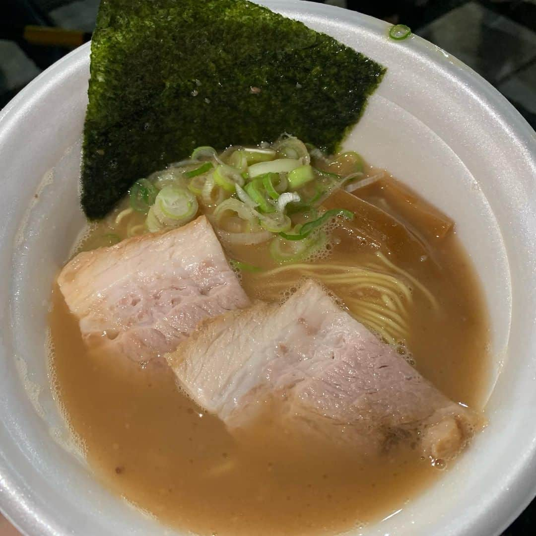 昴生のインスタグラム：「晩飯！！ #家族で晩ご飯！ #東京ラーメンフェスタ！ #外で食べるラーメン！ #アウトドアラーメン！ #ズラーっとお店が並ぶ！ #ラーメンチケットを買って #食べたいところに並ぶ！ #それだけ！ #３つ食べました！ #らーめん椛 さん！ #気むずかし家 さん！ #くろく さん！ #うまいー！ #宮崎豚骨に #信州濃厚鶏白湯に #牛タン塩中華そば！ #三者三様！ #宮崎豚骨はストレート麺でスープがよく絡む！ #信州濃厚鶏白湯は豚骨のように濃厚でクリーミー！ #牛タン塩中華そばはネギ油が溶け込んで他にない味！ #息子もラーメン大好き！ #全てのラーメン食してた！ #口のまわりテカテカにしながら豚骨いってた！ #豚骨グロス！ #エントリーナンバー2456 #豚骨グロス！」