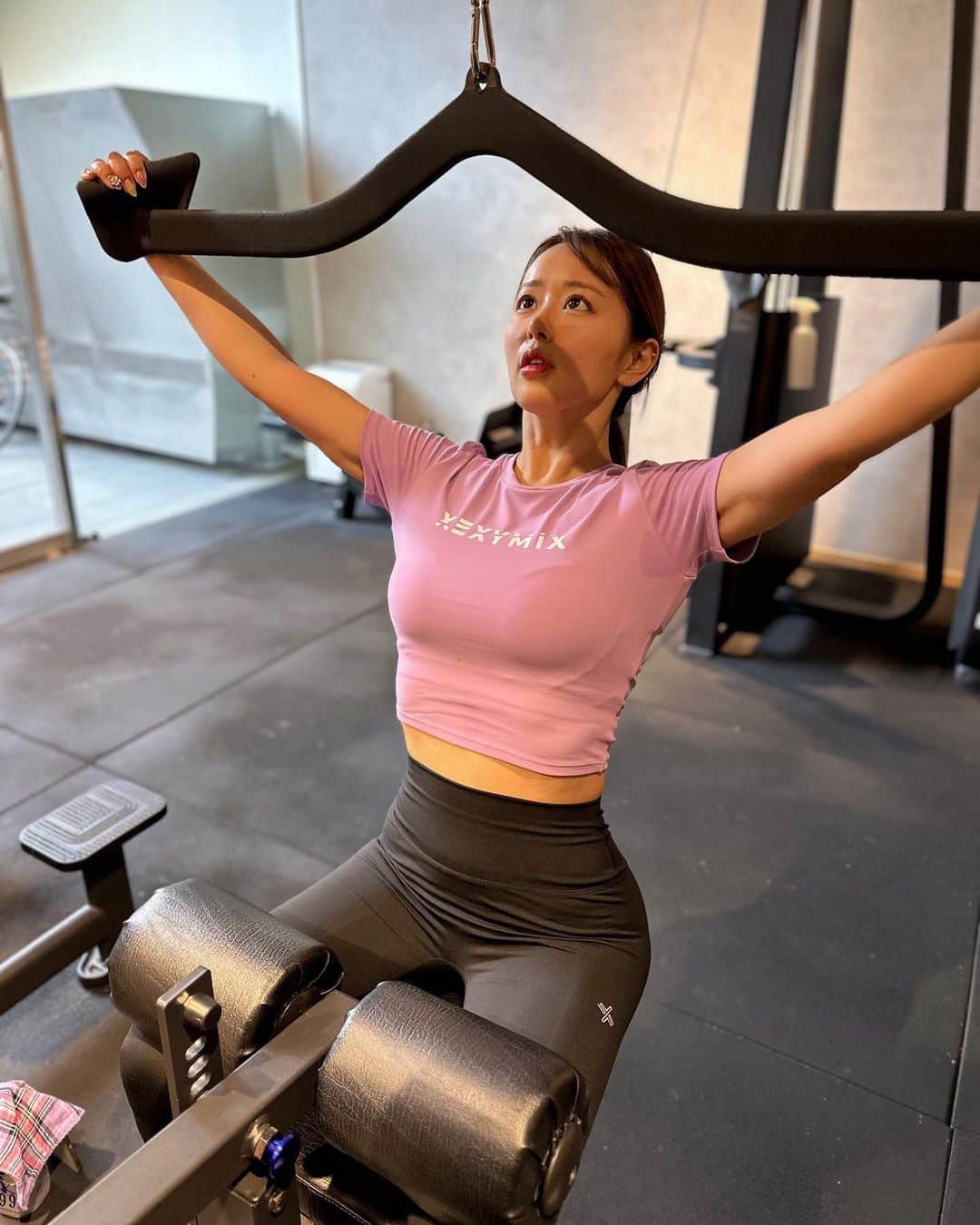 井口裕香のインスタグラム：「🩷🩷🩷 世間は３連休 いかがお過ごしですか？😶💭 ゴリラ女はきょうも元気です！！！ #ウホホーッ！ #最後虚無の顔  🩷@xexymix_jp  🩶@narinari0605  💙@hironao_navyy  🩵@navyy_gym」