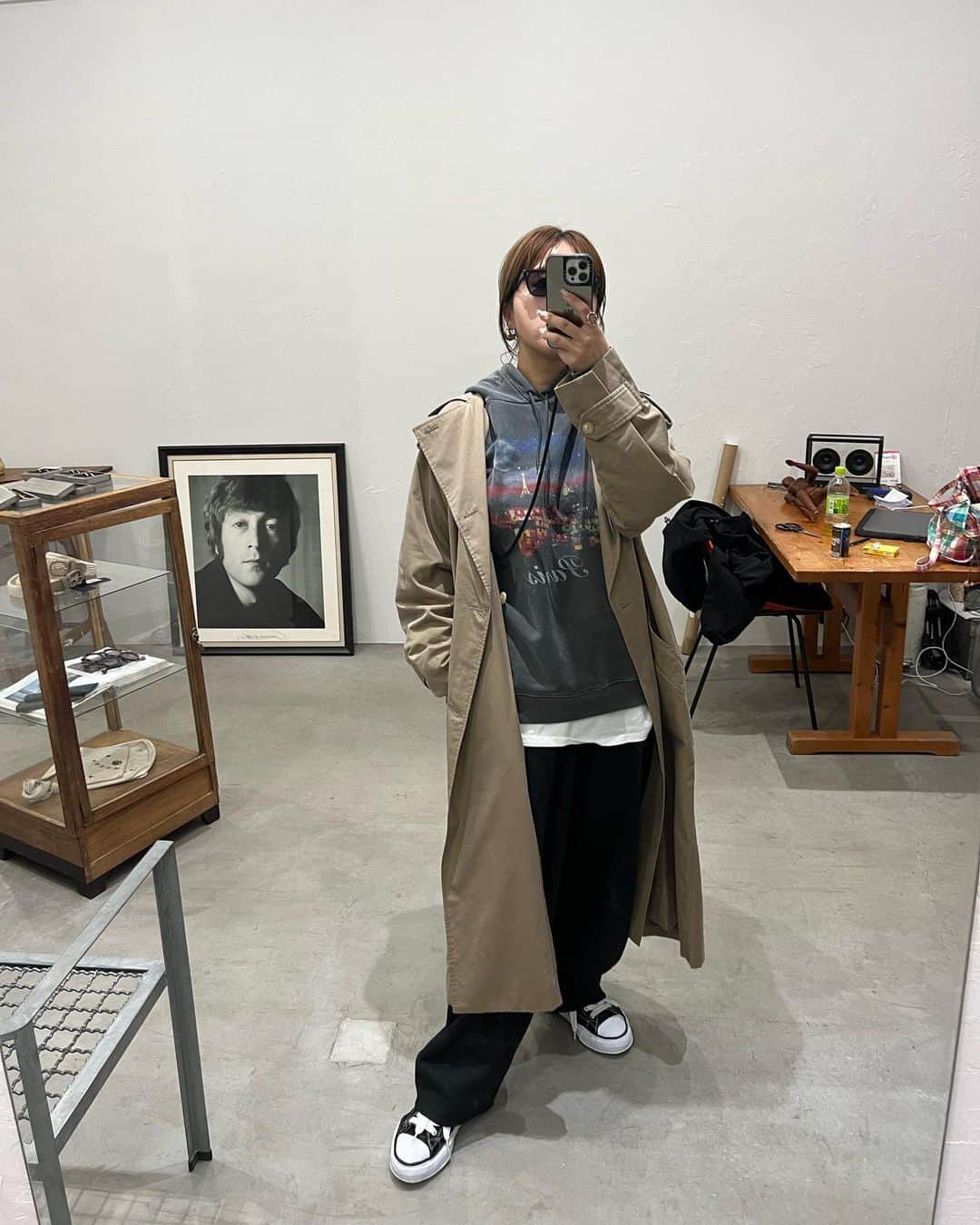 megumi kobayashiのインスタグラム：「バレンシアガのフーディはヴィンテージっぽいチャコールが好きでよく使う🪄 オーラリーのトレンチはカーキ寄りだからチャコールと相性◎ そーしーて！ @uniqlo のワイドパンツが優秀過ぎて、ぜひ全力でおススメしたい🔥 ※前からあるやつじゃなくて、コラボの方 . @commedesgarcons デザイナーの川久保さんがデザインした貴重なチェアを拝めて、良い日でした🖤」
