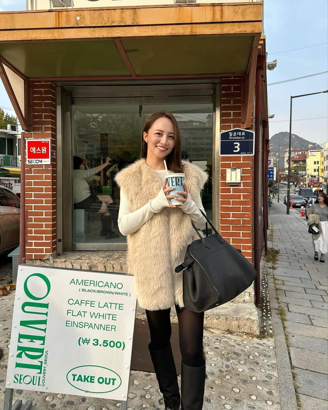 左近鈴乃さんのインスタグラム写真 - (左近鈴乃Instagram)「. ずっと楽しみにしてた韓国女子旅に来てます👸🏼🇰🇷🎀 1日目から大充実っ やりたいこと全部出来て楽しすぎるー！🤍  ここはずっと行きたかったカフェ @ouvert_seoul ☕️🤎✨  前通った瞬間から可愛すぎて、、！ みんなでテンション上がった！ ラテのto goカップも可愛い〜🩵  gilet @zara  tops @reedit_official  skirt @miumiu  boots @prada  bag @therow   #ouvertcoffeebar #韓国旅行 #韓国カフェ」11月4日 21時20分 - suzuno_sakon