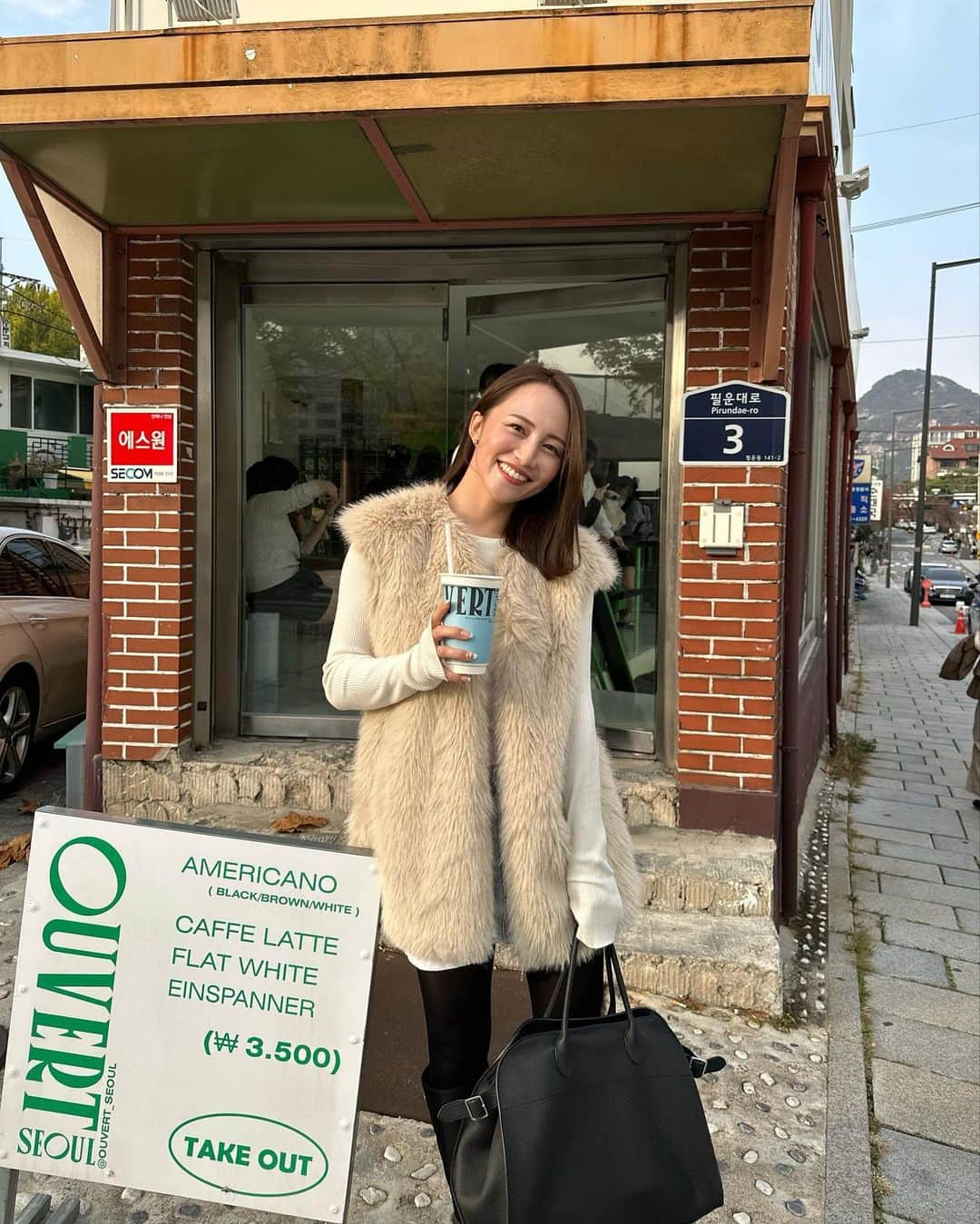 左近鈴乃さんのインスタグラム写真 - (左近鈴乃Instagram)「. ずっと楽しみにしてた韓国女子旅に来てます👸🏼🇰🇷🎀 1日目から大充実っ やりたいこと全部出来て楽しすぎるー！🤍  ここはずっと行きたかったカフェ @ouvert_seoul ☕️🤎✨  前通った瞬間から可愛すぎて、、！ みんなでテンション上がった！ ラテのto goカップも可愛い〜🩵  gilet @zara  tops @reedit_official  skirt @miumiu  boots @prada  bag @therow   #ouvertcoffeebar #韓国旅行 #韓国カフェ」11月4日 21時20分 - suzuno_sakon
