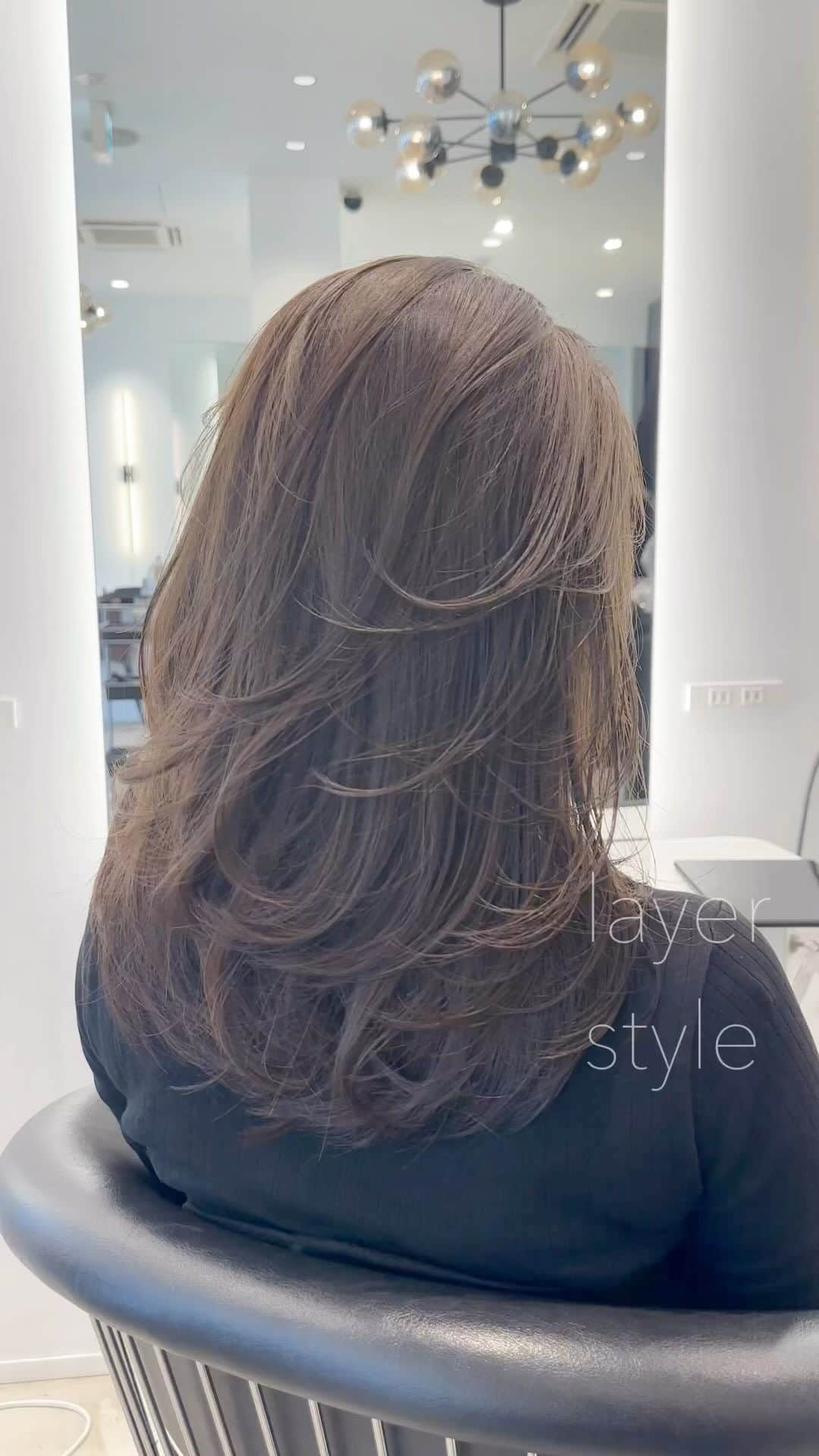 齋藤純也のインスタグラム：「layer style ✂︎  柔らかい毛流れのヘアスタイル ハサミの入れ方で美しいカットスタイルを作ります  ✴︎PRICE✴︎ カット✂︎7700円 カラー✂︎7700円  カットなしの場合シャンプーブロー料金+2200円 カラーはトリートメントin処方で圧倒的な艶感と手触りをプラスします。 ブリーチor3Dハイライト施術はプラス7700円です。 パーマ✂︎7700円 トリートメント✂︎種類多数によりカウンセリングで決めさせていただきます。5500円〜11000円 縮毛矯正✂︎17600円、前髪のみは6600円 ・ ネット予約が×の所もお電話かDMで時間調整できますので気軽にご連絡ください！ kelly.表参道本店　A1出口より徒歩45秒 東京都渋谷区神宮前5-2-5 JY表参道ビル２Ｆ kelly. ・ ・ ✔️群馬県伊勢崎市で出勤するスケジュールは隔週水曜日です。 群馬店は料金が異なります、お問い合わせください 群馬のご予約はＤＭまたは ホットペッパービューティーで  kelly. by L.O.G 検索✂︎ 在籍日程が少なくて申し訳ありません。 薬剤は最新のものを揃えました 群馬県伊勢崎市宮前町146-1  #小顔カット#似合わせカット#レイヤーカット #表参道美容室　#ミディアムヘア #サロンモデル  #アッシュ #グレージュ #縮毛矯正  #ボブ  #本庄美容室  #伊勢崎美容室 #太田美容室  #高崎美容室」